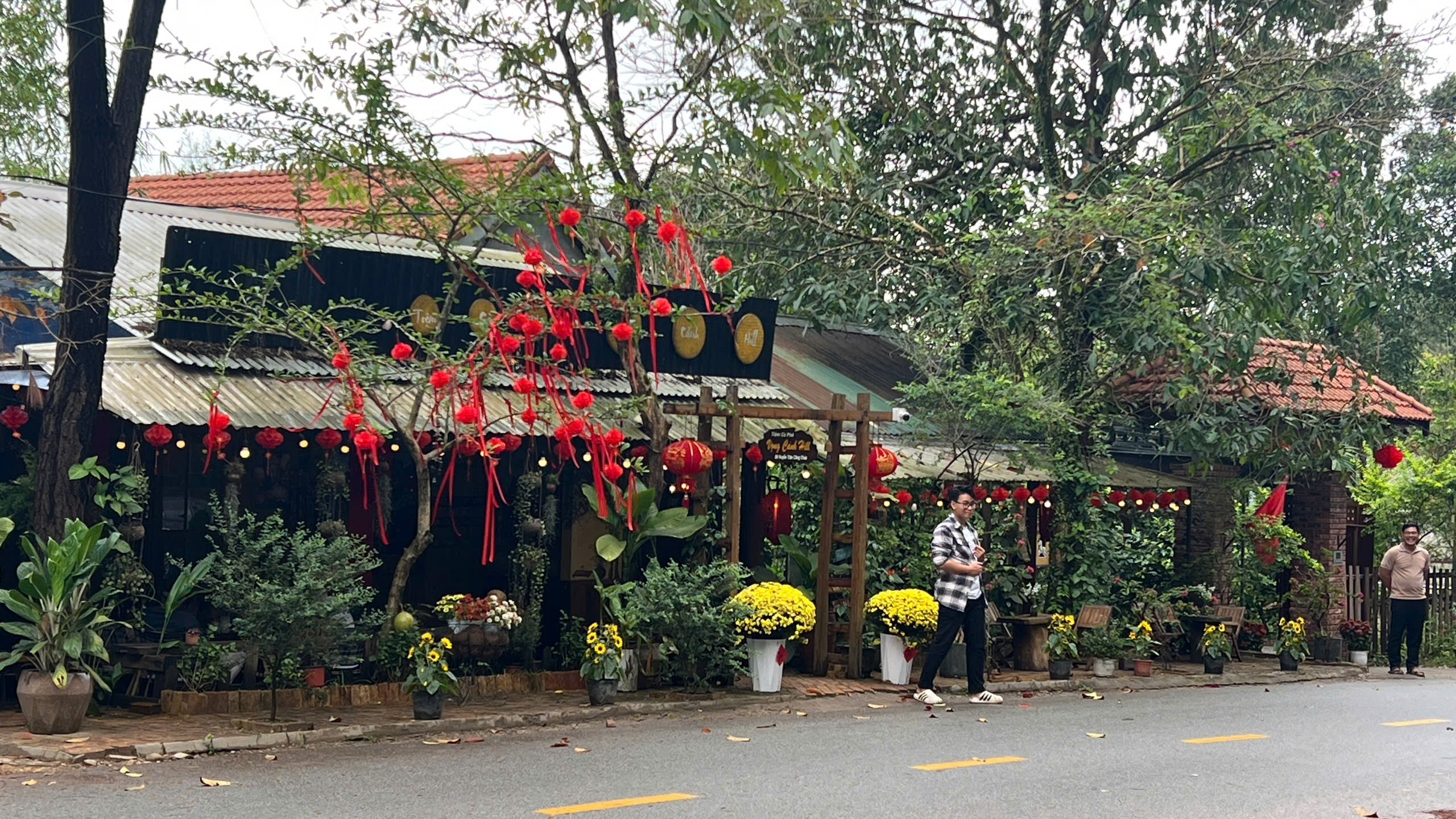 C&oacute; một ngọn đồi ở Huế khiến du kh&aacute;ch muốn đứng thật l&acirc;u, n&oacute;i &iacute;t lại v&agrave; "cảm" nhiều hơn - Ảnh 7.