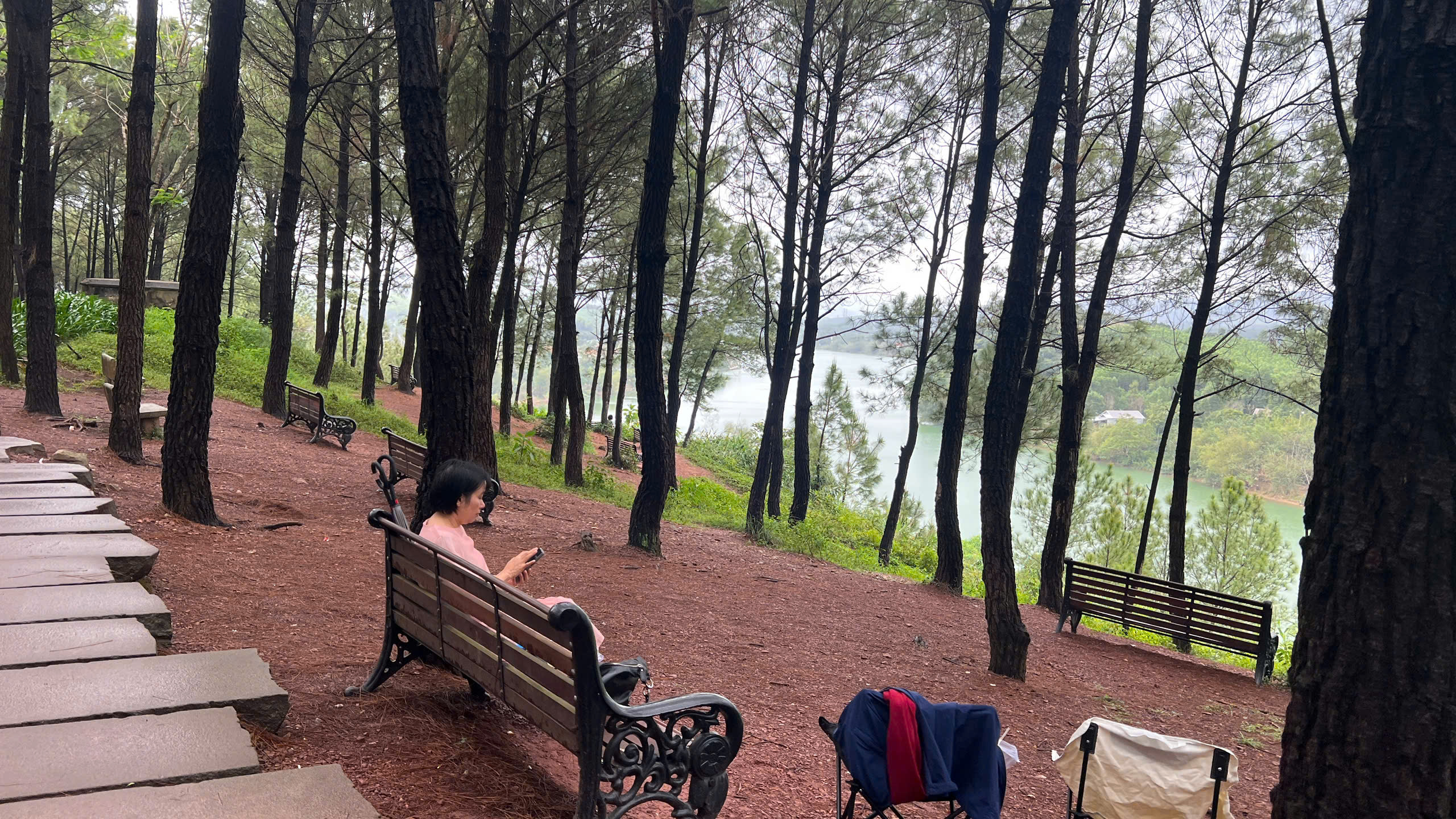 C&oacute; một ngọn đồi ở Huế khiến du kh&aacute;ch muốn đứng thật l&acirc;u, n&oacute;i &iacute;t lại v&agrave; "cảm" nhiều hơn - Ảnh 2.