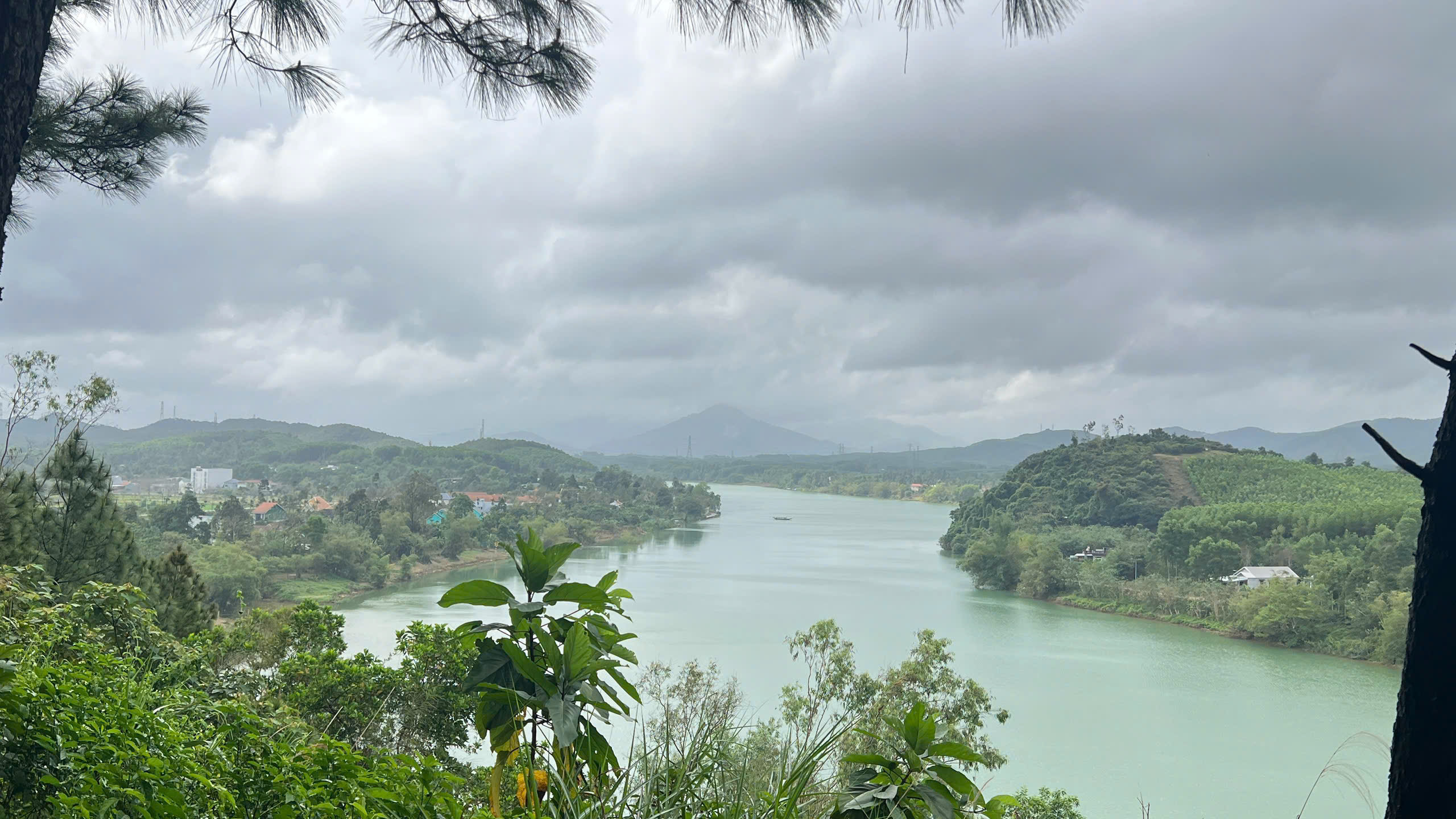 C&oacute; một ngọn đồi ở Huế khiến du kh&aacute;ch muốn đứng thật l&acirc;u, n&oacute;i &iacute;t lại v&agrave; "cảm" nhiều hơn - Ảnh 1.