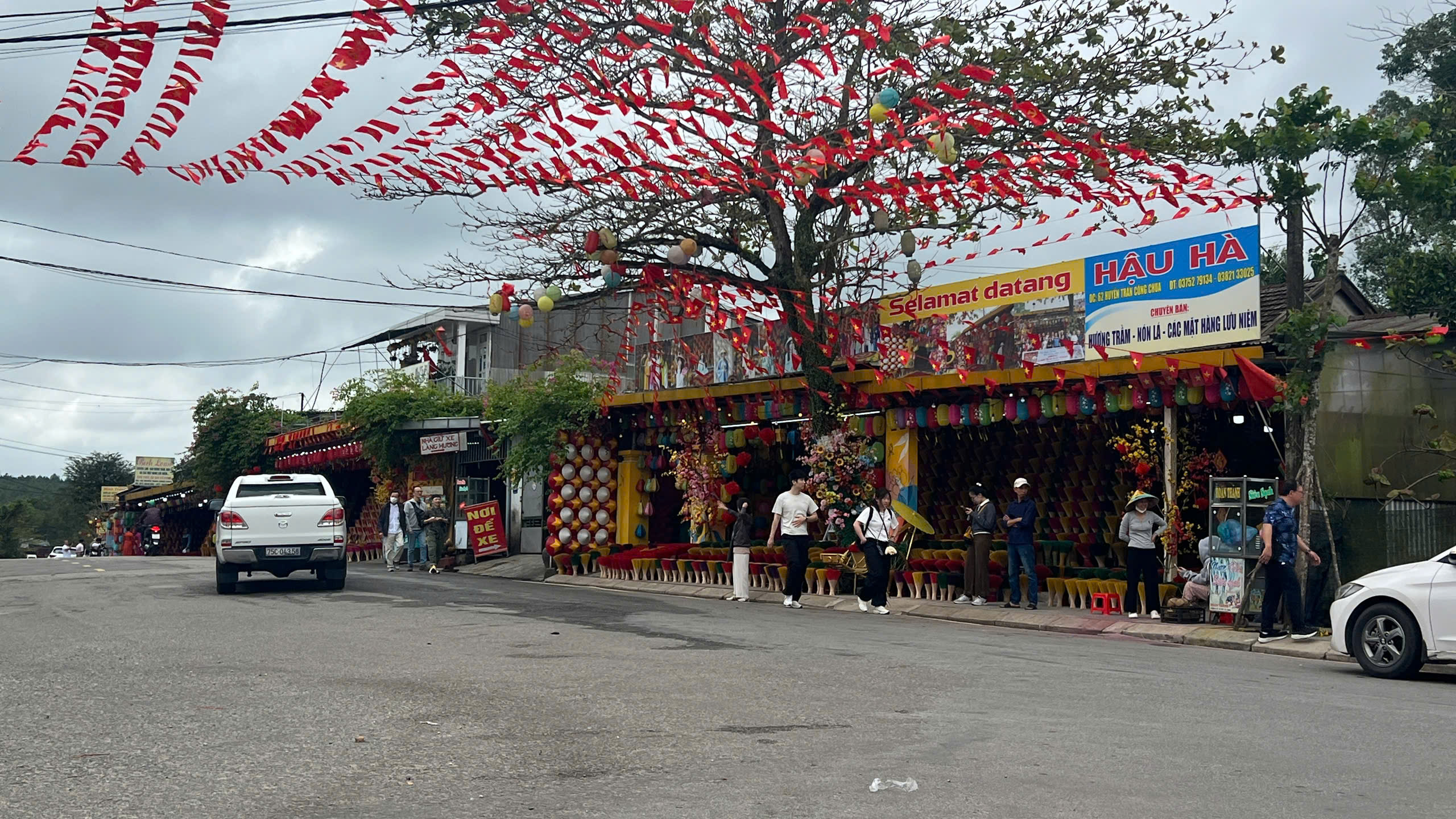 C&oacute; một ngọn đồi ở Huế khiến du kh&aacute;ch muốn đứng thật l&acirc;u, n&oacute;i &iacute;t lại v&agrave; "cảm" nhiều hơn - Ảnh 8.