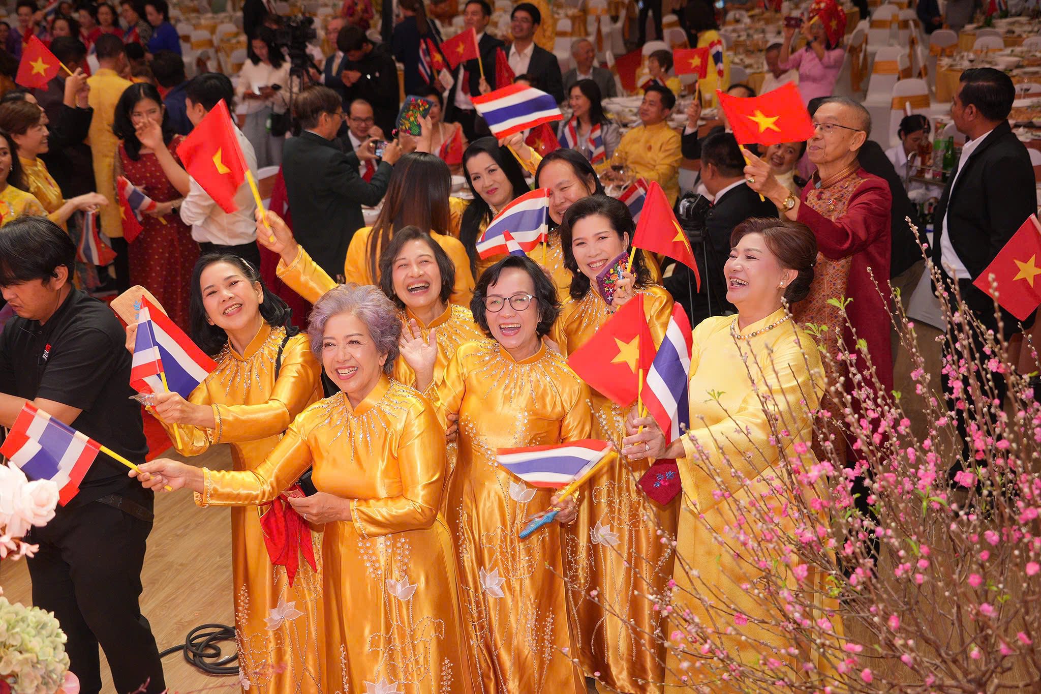 Mang Tết theo hành trình xa xứ - Ảnh 5.