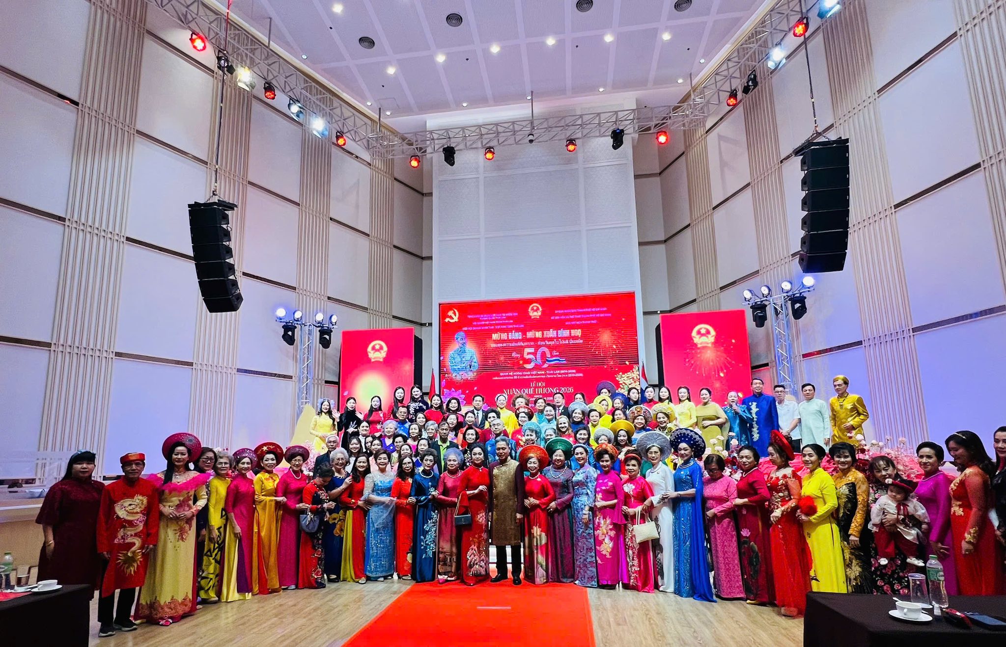 Mang Tết theo hành trình xa xứ - Ảnh 4.