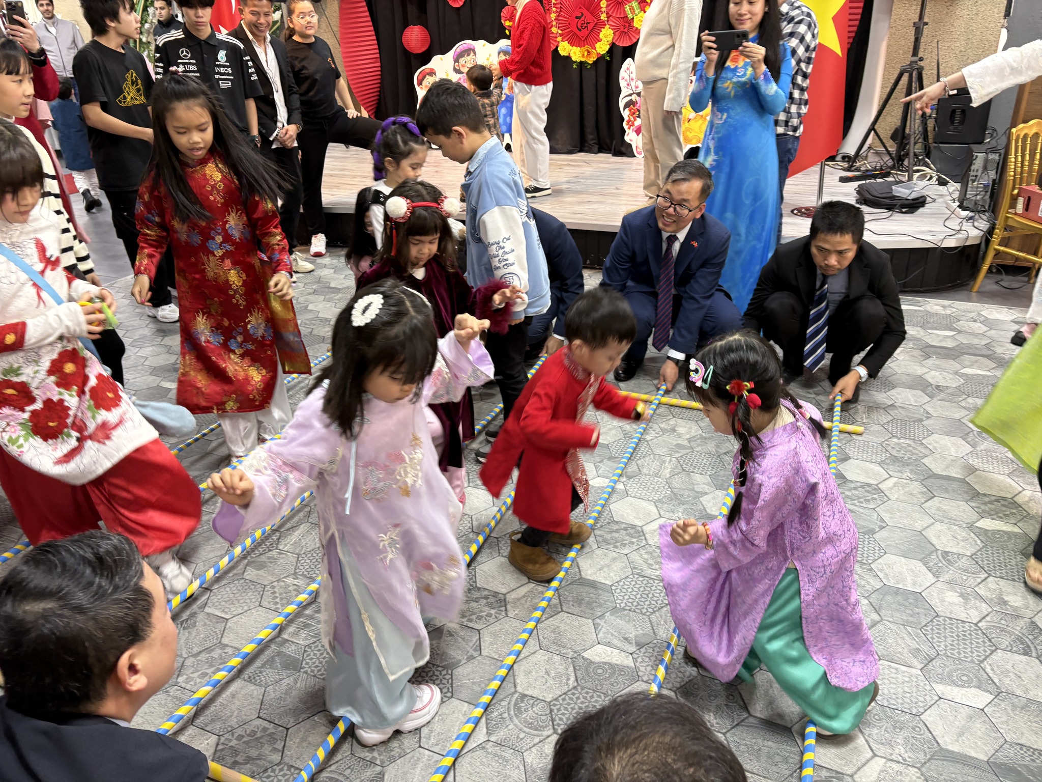 Mang Tết theo hành trình xa xứ - Ảnh 16.