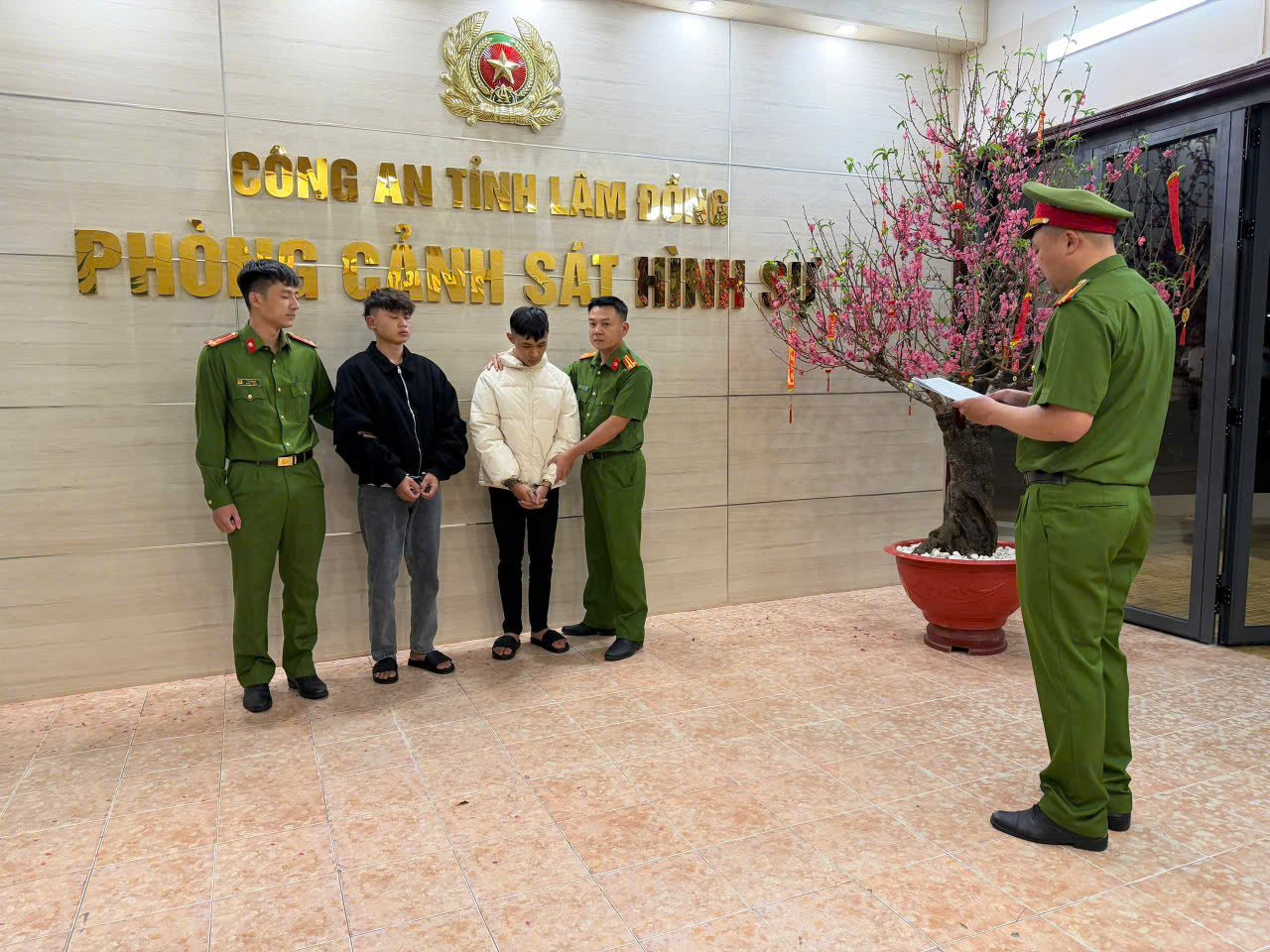 Bắt giữ 2 thanh niên cướp giật tiệm vàng tại Lâm Đồng chỉ sau 16 giờ - Ảnh 1.