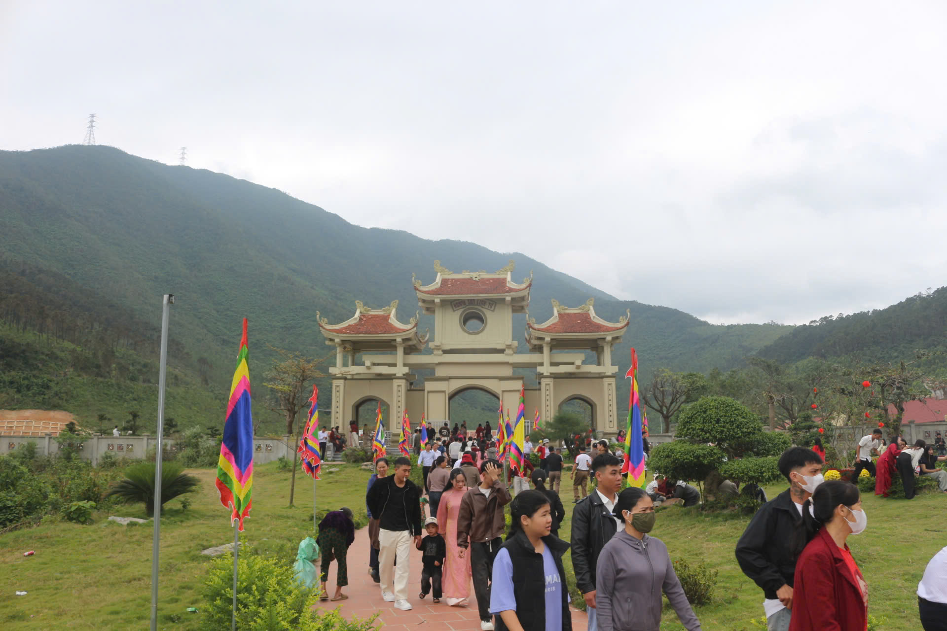 Hàng nghìn người đổ về Chùa Hoằng Phúc du xuân đầu năm 2026 - Ảnh 3.