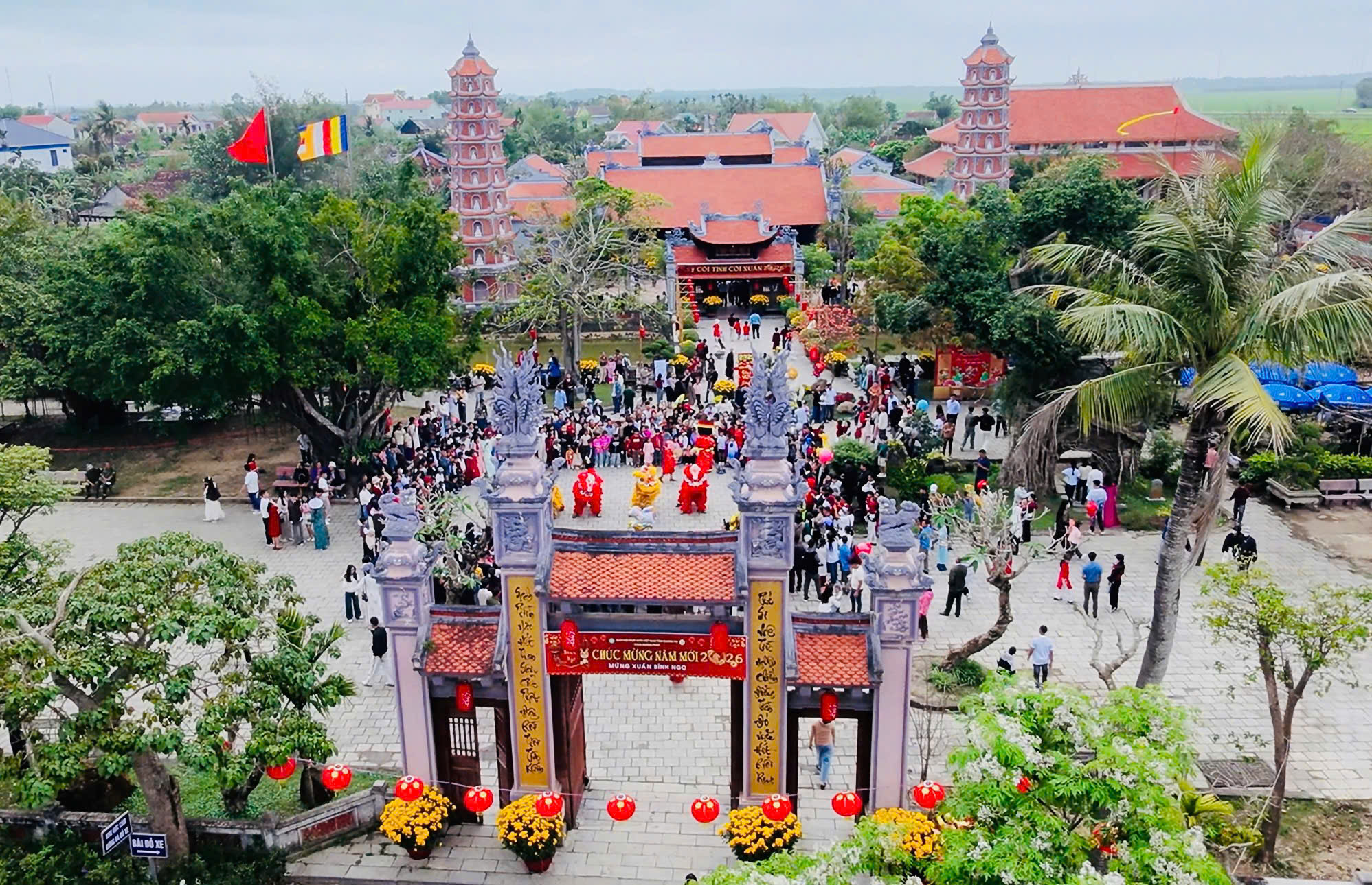 Hàng nghìn người đổ về Chùa Hoằng Phúc du xuân đầu năm 2026 - Ảnh 1.