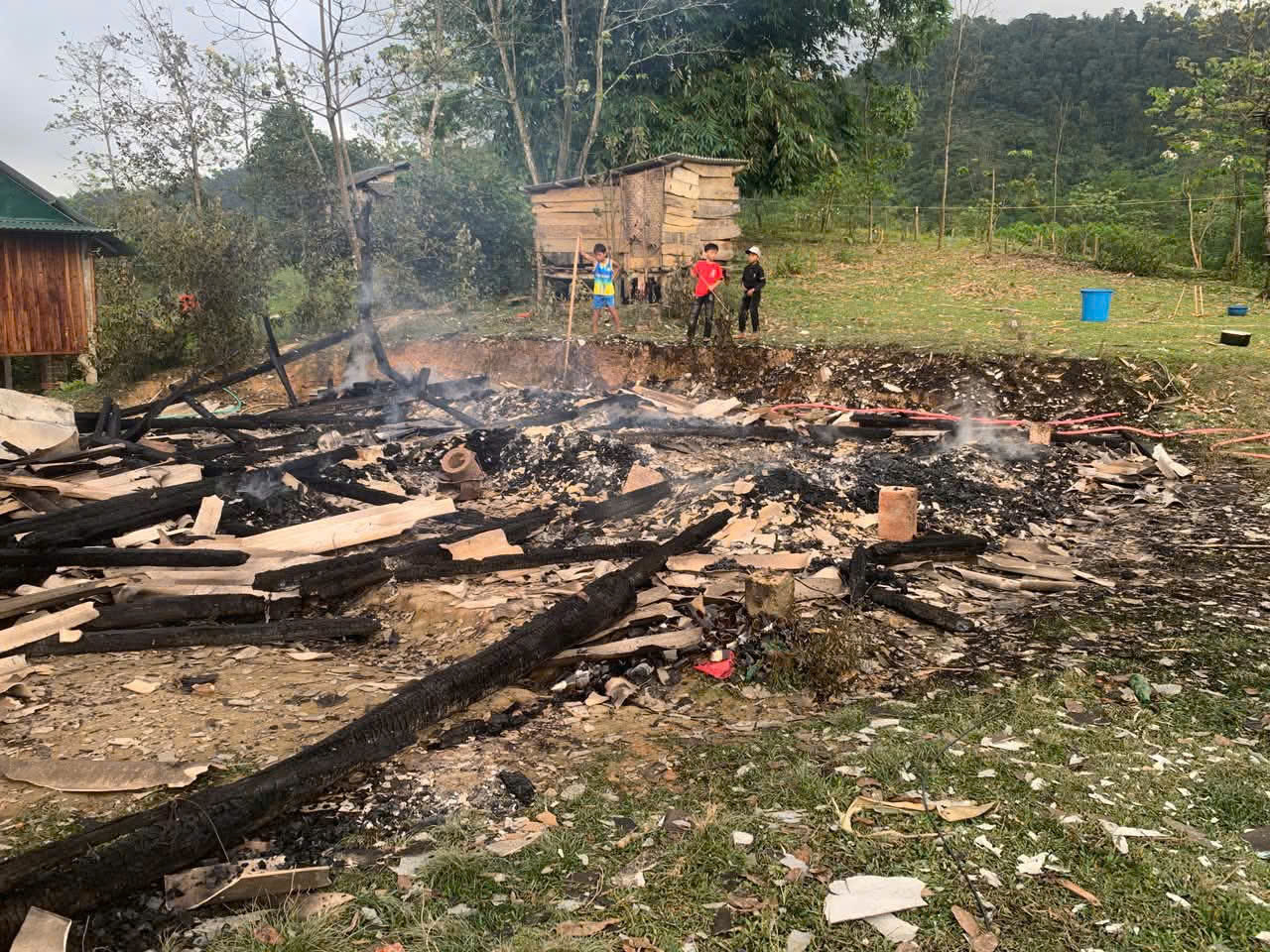 Hỏa hoạn thiêu rụi nhà ở Đakrông ngày mùng 2 Tết 2026 - Ảnh 1. Hỏa hoạn thiêu rụi nhà ở Đakrông ngày mùng 2 Tết 2026 - Ảnh 1.
