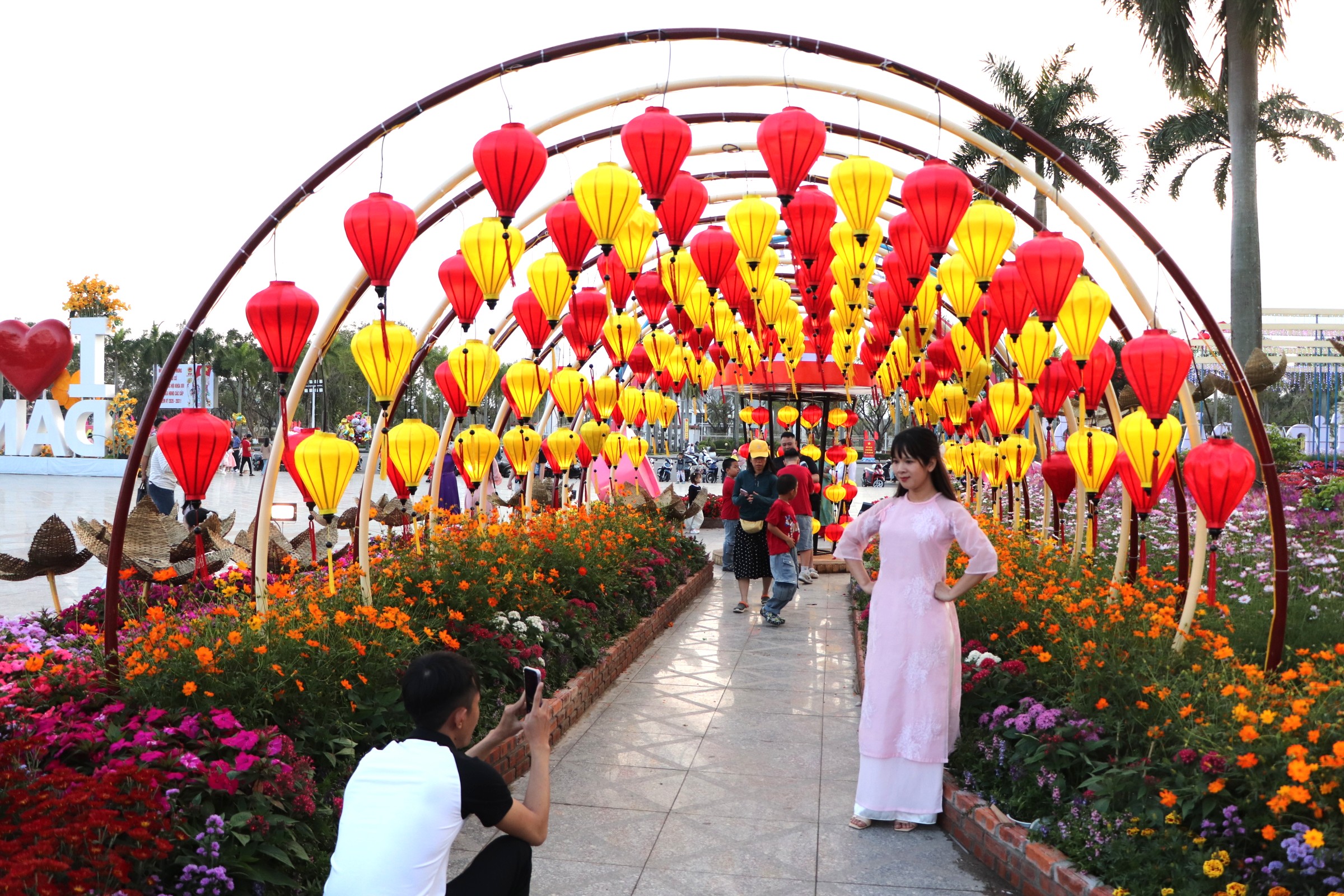 Rực rỡ sắc xuân trên vùng đất phía Nam Đà Nẵng - Ảnh 9. Rực rỡ sắc xuân trên vùng đất phía Nam Đà Nẵng - Ảnh 9.