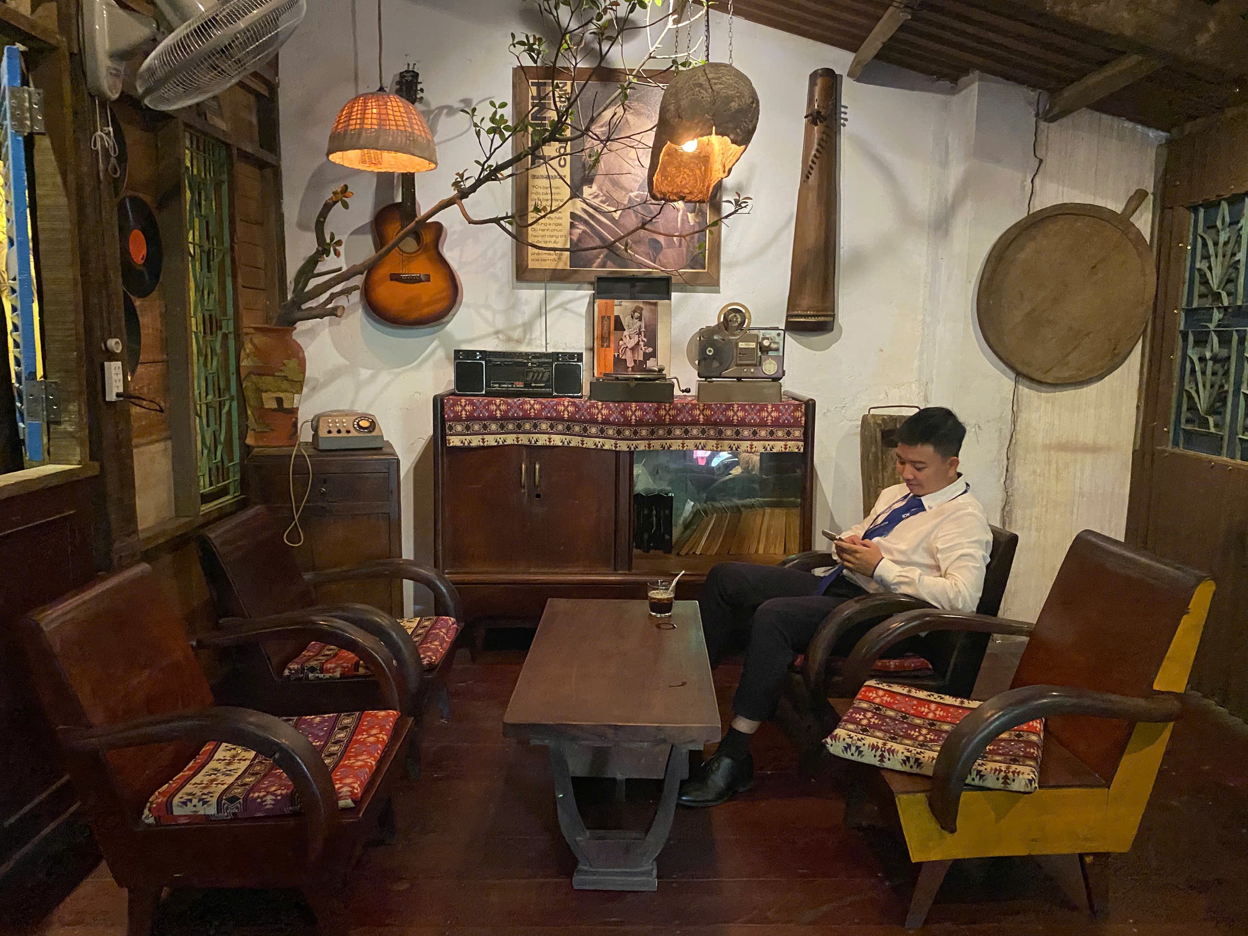 Giới trẻ check-in Tết giữa "kh&ocirc;ng gian ho&agrave;i niệm" - Ảnh 11.