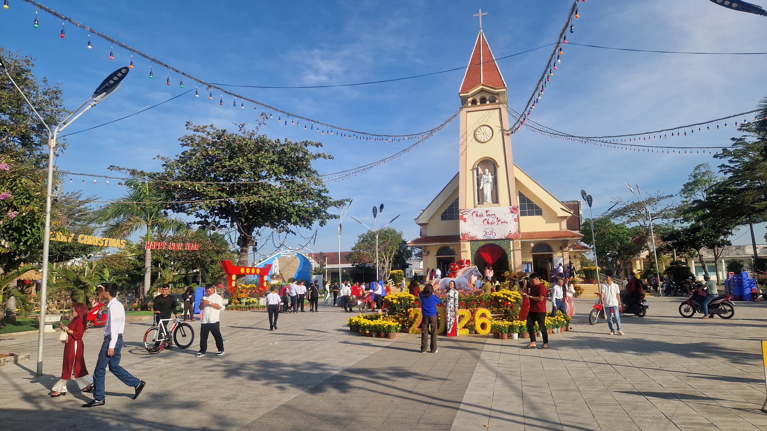 &Ocirc;ng T&acirc;y đạp xe xuy&ecirc;n Việt đ&oacute;n Tết Nguy&ecirc;n đ&aacute;n 2026 thật đặc biệt - Ảnh 6.