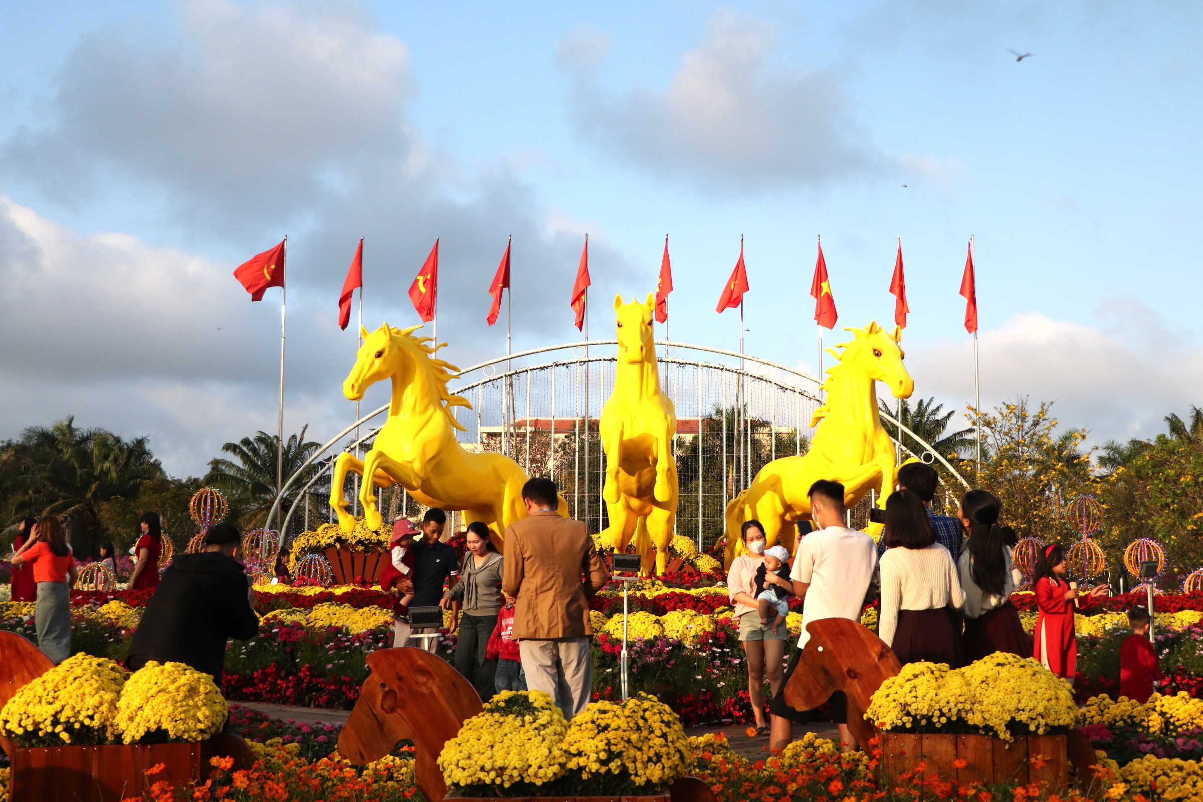 Rực rỡ sắc xuân trên vùng đất phía Nam Đà Nẵng - Ảnh 3. Rực rỡ sắc xuân trên vùng đất phía Nam Đà Nẵng - Ảnh 3.