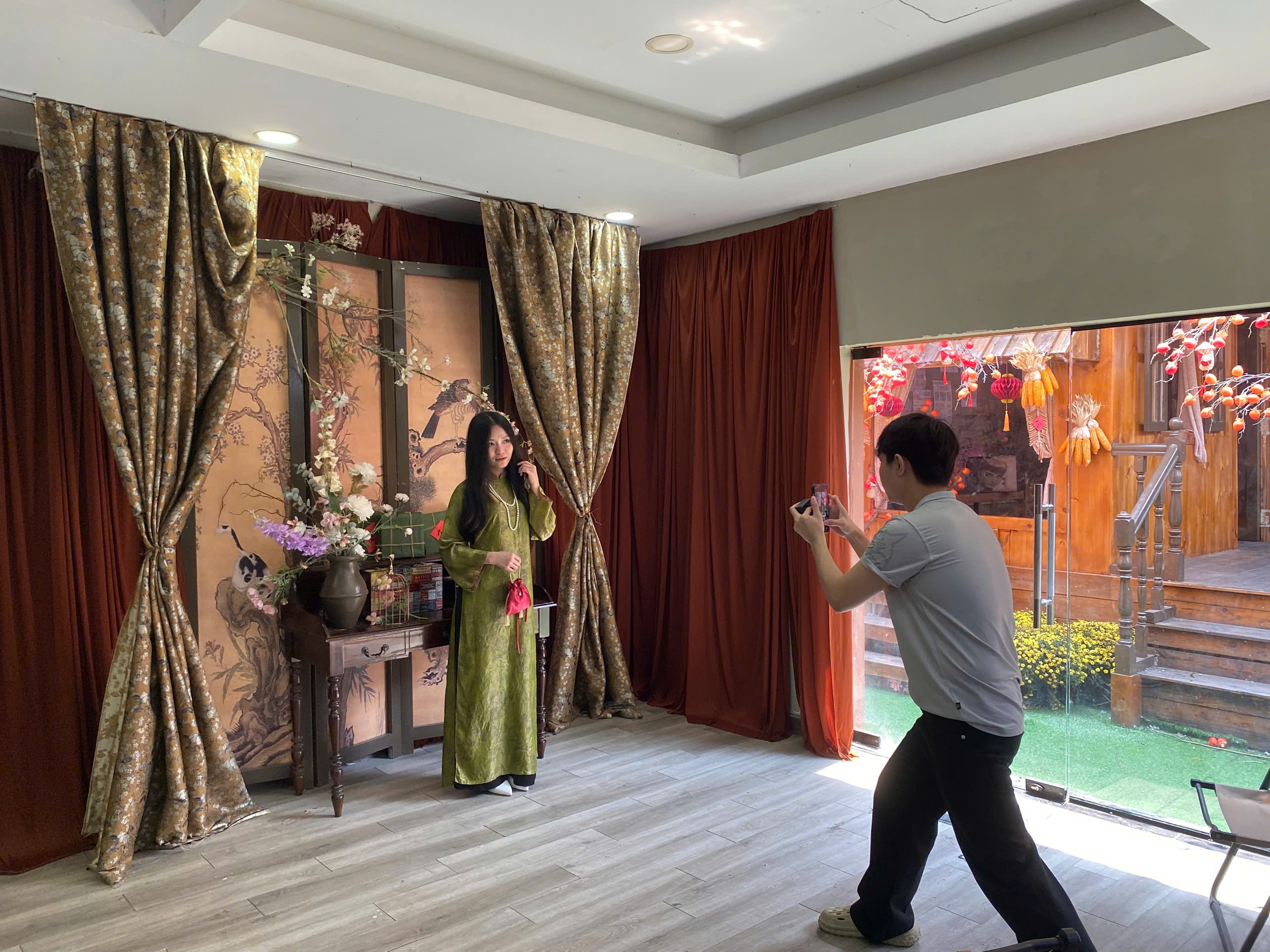 Giới trẻ check-in Tết giữa "kh&ocirc;ng gian ho&agrave;i niệm" - Ảnh 9.