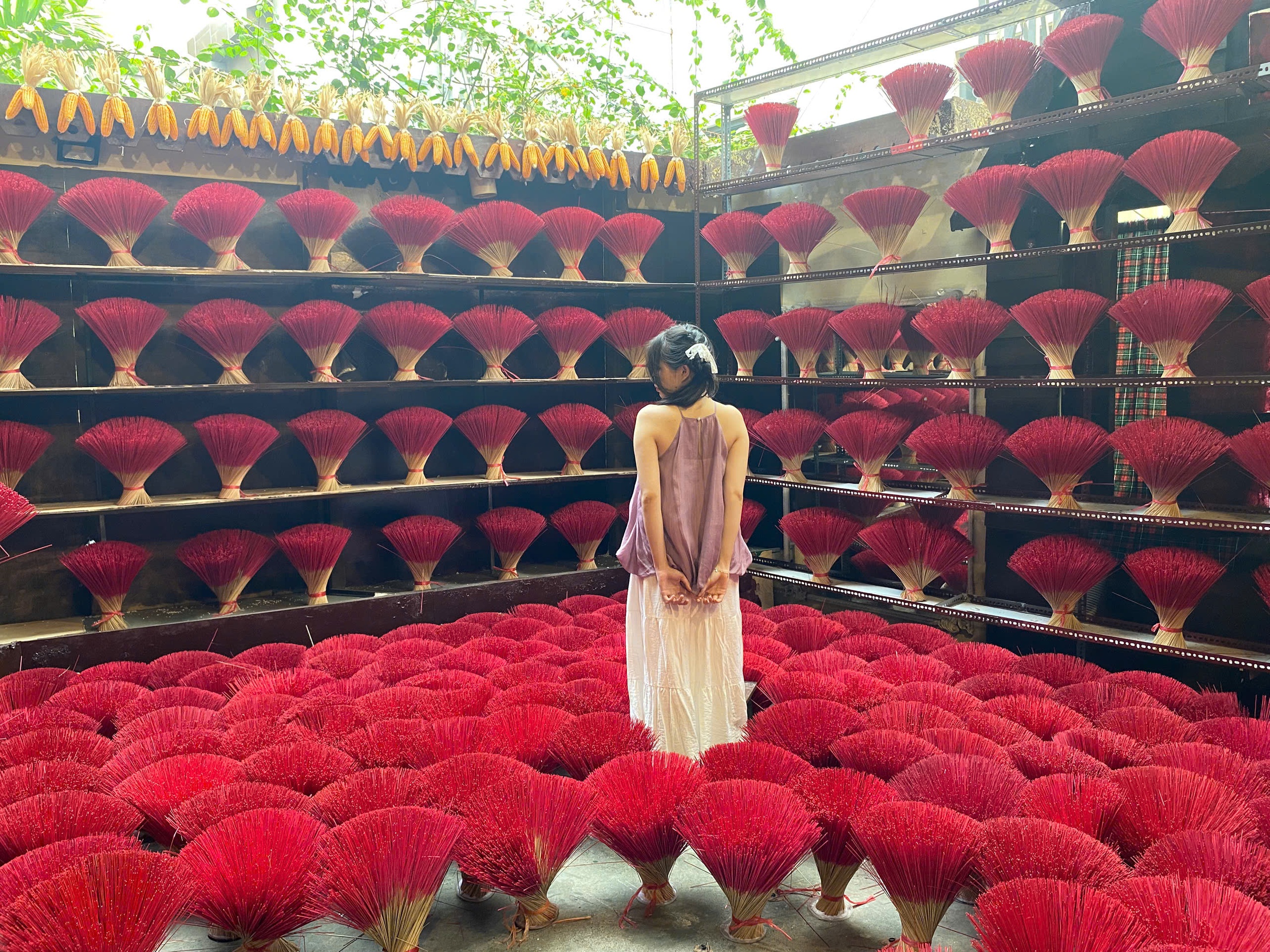 Giới trẻ check-in Tết giữa "kh&ocirc;ng gian ho&agrave;i niệm" - Ảnh 7.