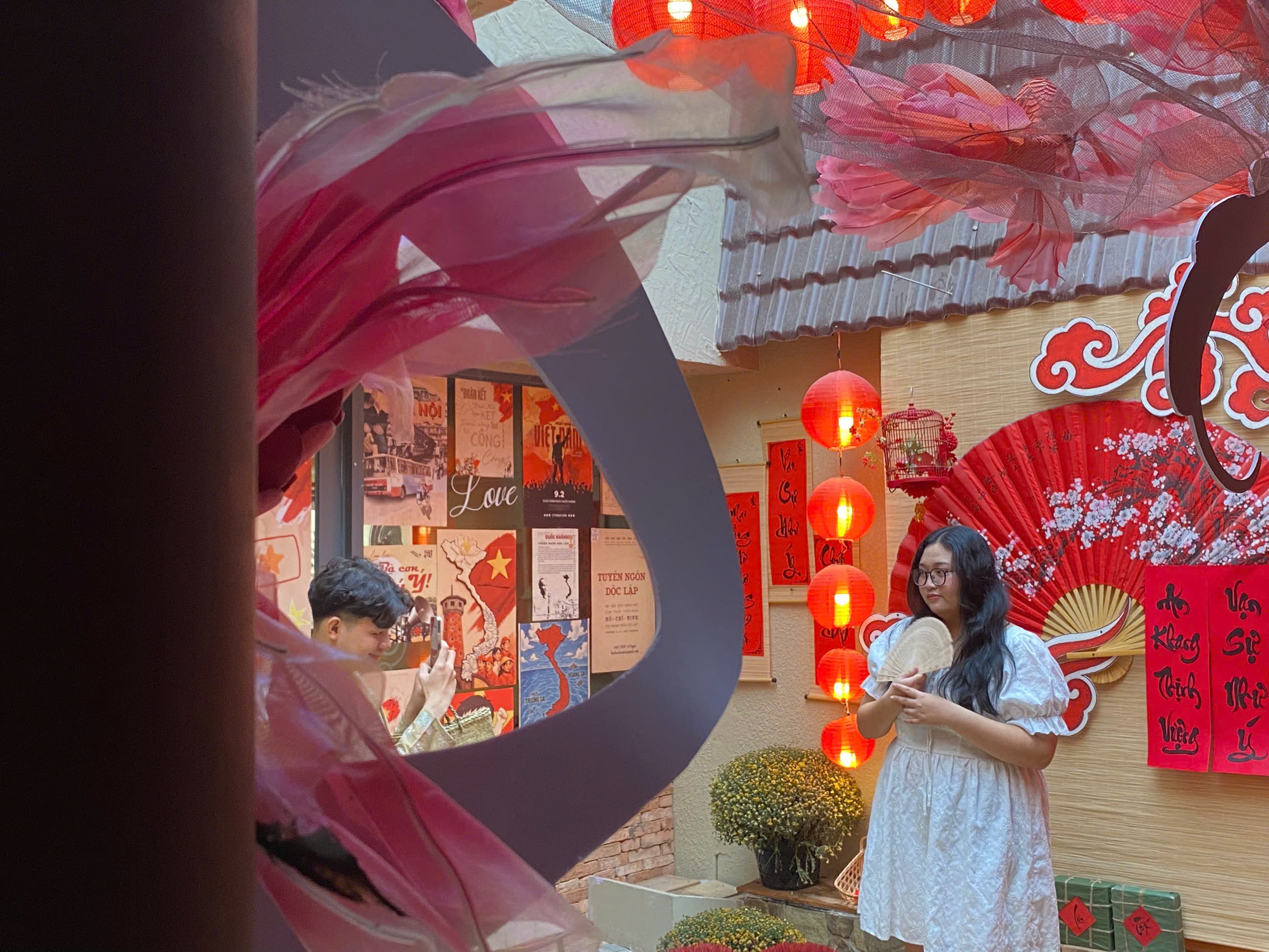 Giới trẻ check-in Tết giữa "kh&ocirc;ng gian ho&agrave;i niệm" - Ảnh 8.