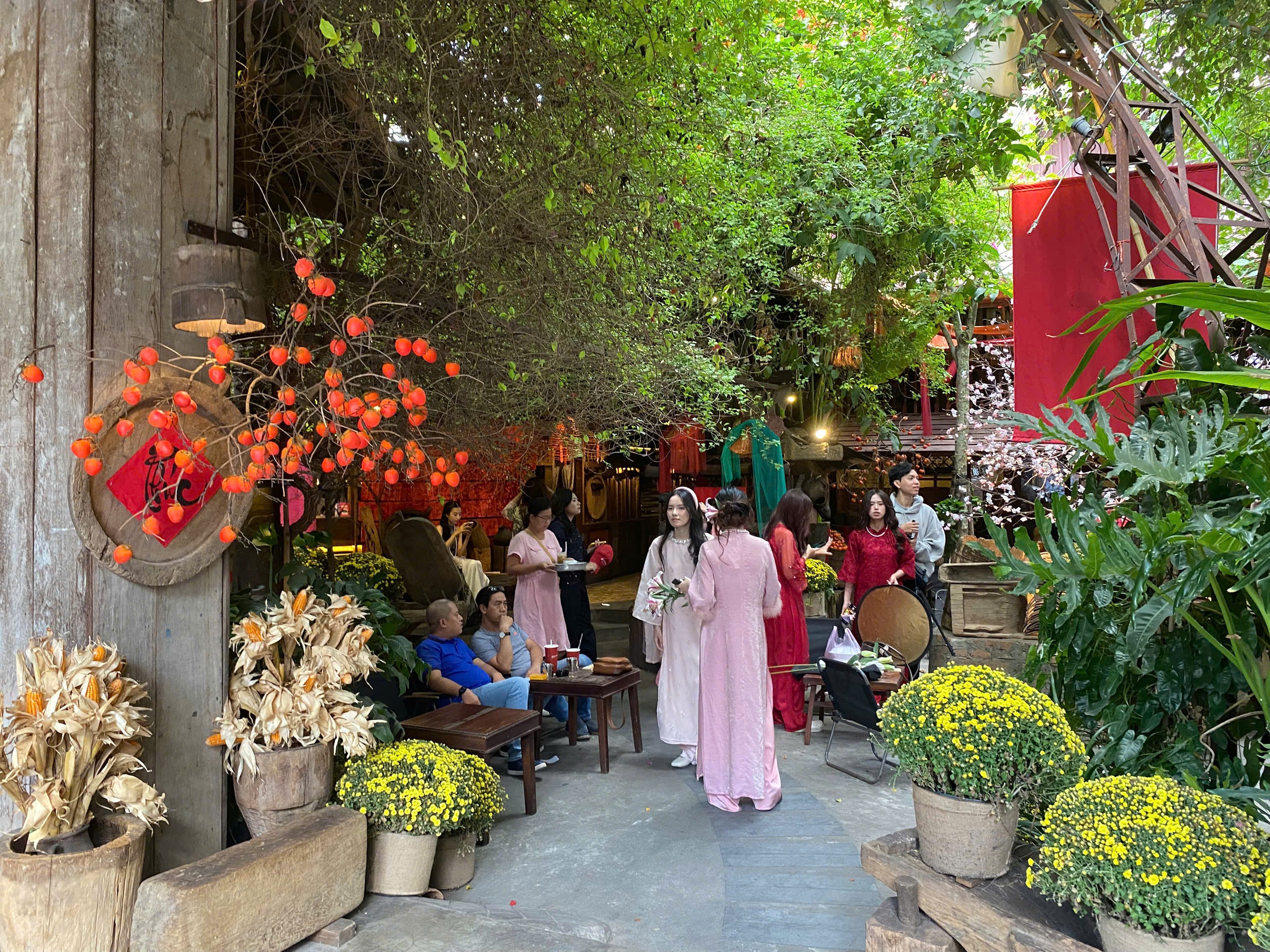 Giới trẻ check-in Tết giữa "kh&ocirc;ng gian ho&agrave;i niệm" - Ảnh 5.