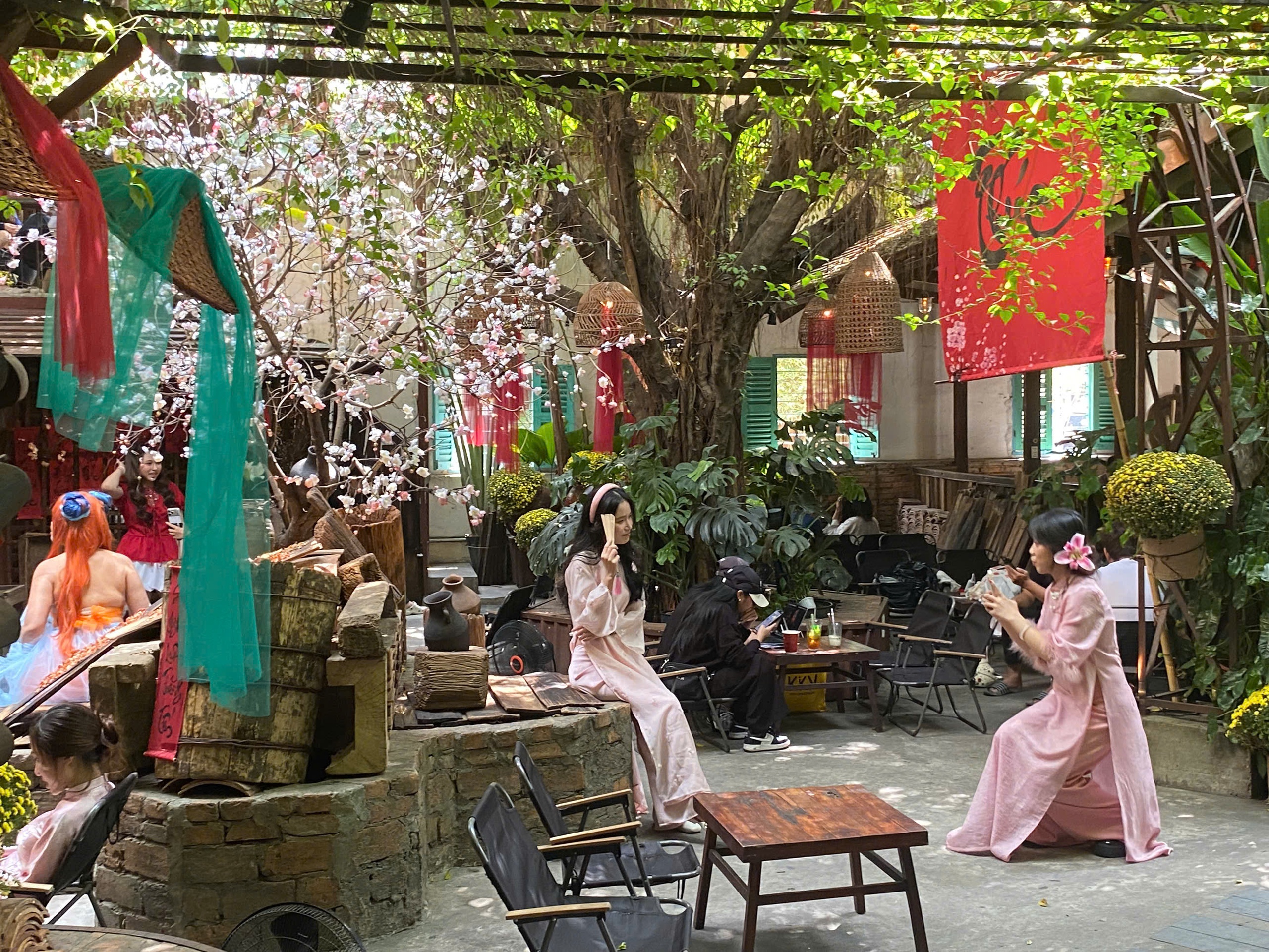 Giới trẻ check-in Tết giữa "kh&ocirc;ng gian ho&agrave;i niệm" - Ảnh 6.