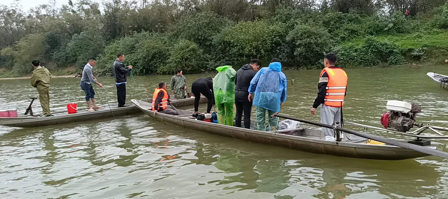 Lật thuyền trên sông Gianh, 2 người tử vong, 2 người mất tích - Ảnh 1.