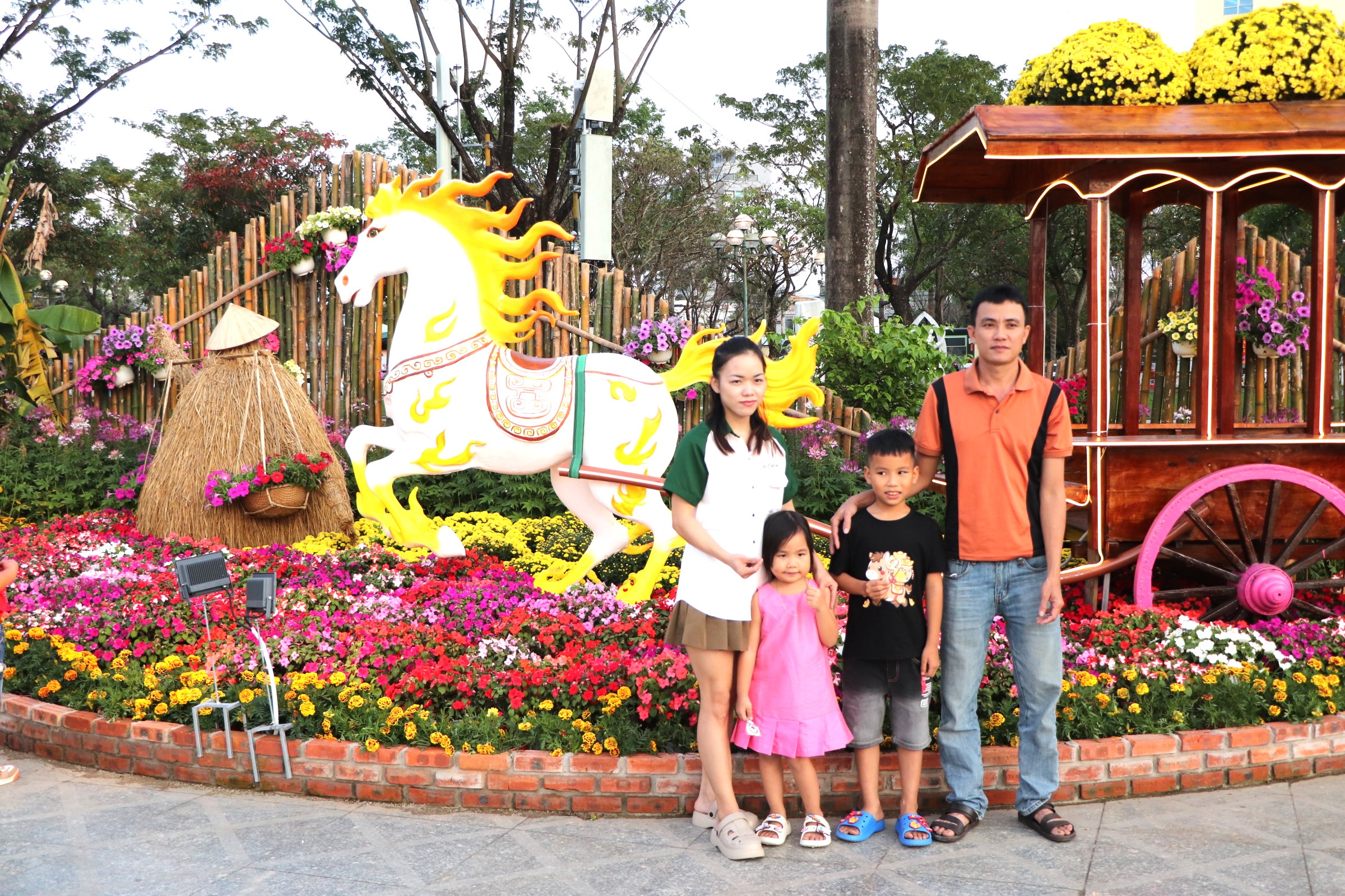 Rực rỡ sắc xuân trên vùng đất phía Nam Đà Nẵng - Ảnh 6. Rực rỡ sắc xuân trên vùng đất phía Nam Đà Nẵng - Ảnh 6.