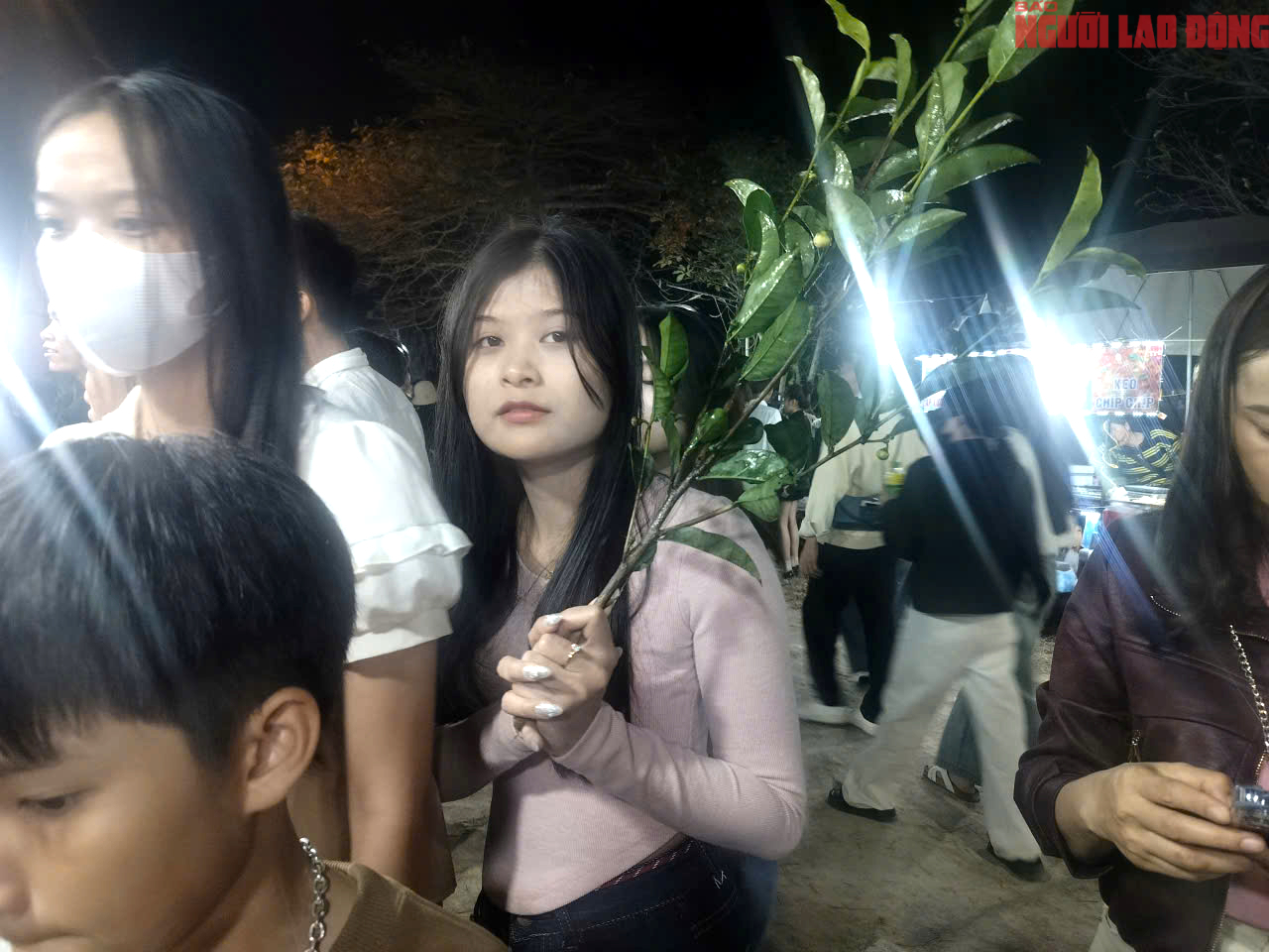 Dòng người đi chợ cầu may tại Lễ hội chợ đình Bích La 2026 - Ảnh 1. Dòng người đi chợ cầu may tại Lễ hội chợ đình Bích La 2026 - Ảnh 1.