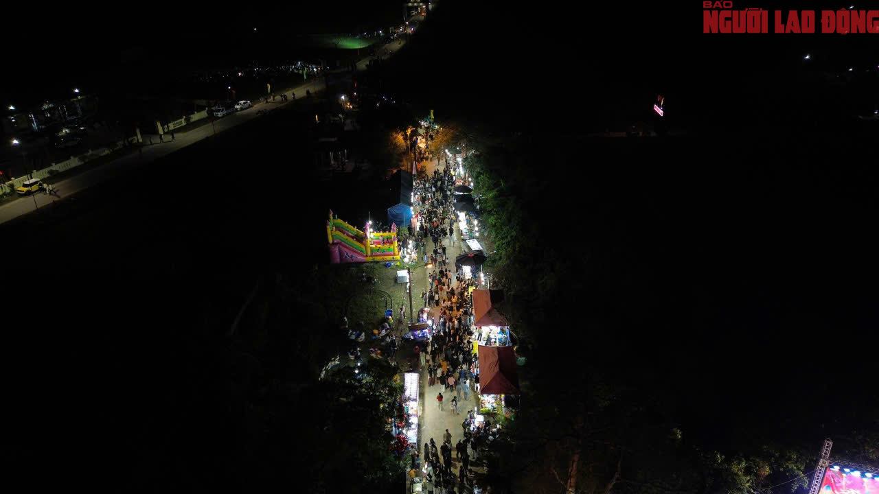 Dòng người đi chợ cầu may tại Lễ hội chợ đình Bích La 2026 - Ảnh 2. Dòng người đi chợ cầu may tại Lễ hội chợ đình Bích La 2026 - Ảnh 2.