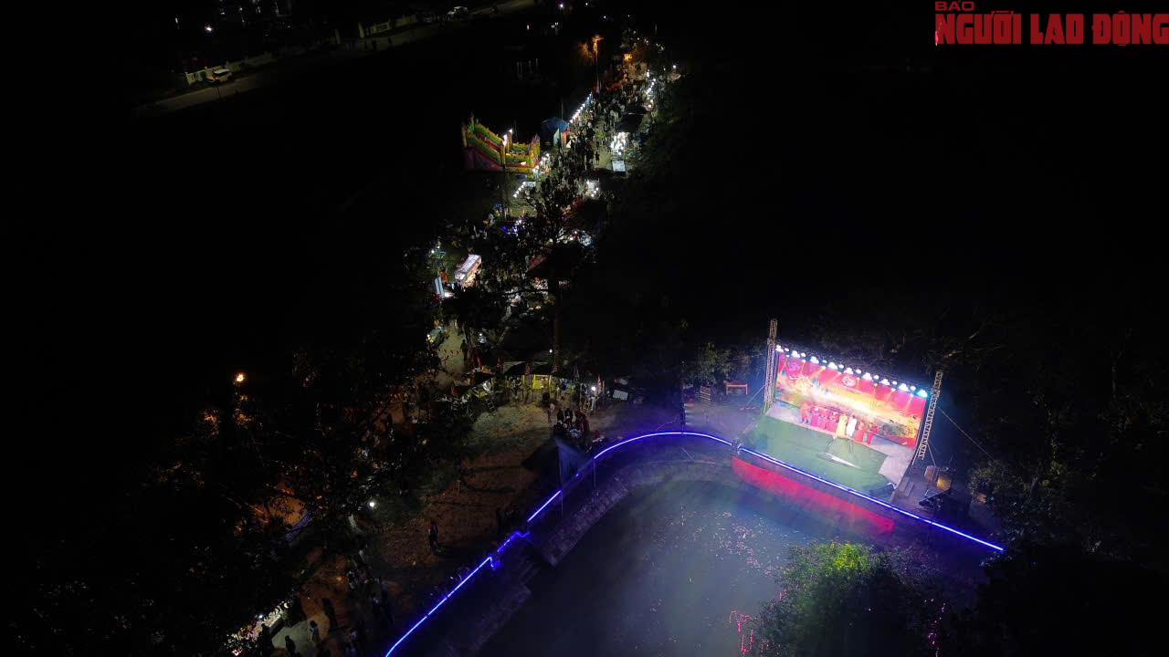 Dòng người đi chợ cầu may tại Lễ hội chợ đình Bích La 2026 - Ảnh 3. Dòng người đi chợ cầu may tại Lễ hội chợ đình Bích La 2026 - Ảnh 3.