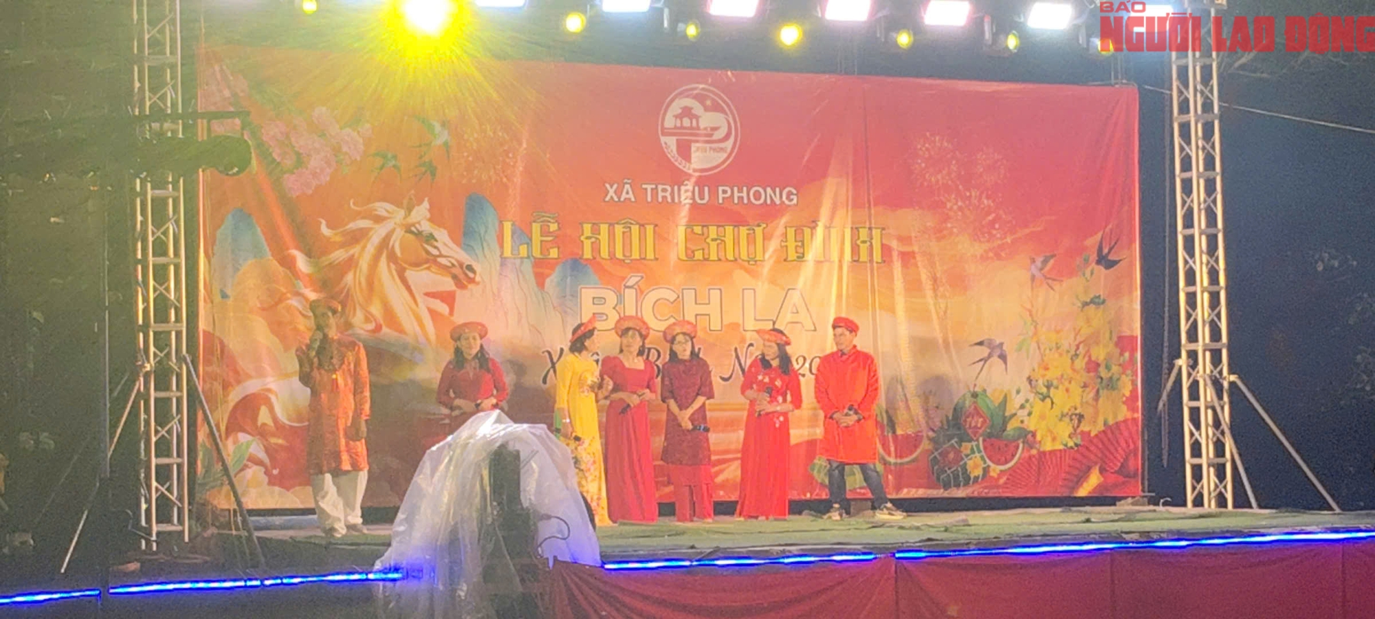 Dòng người đi chợ cầu may tại Lễ hội chợ đình Bích La 2026 - Ảnh 5. Dòng người đi chợ cầu may tại Lễ hội chợ đình Bích La 2026 - Ảnh 5.