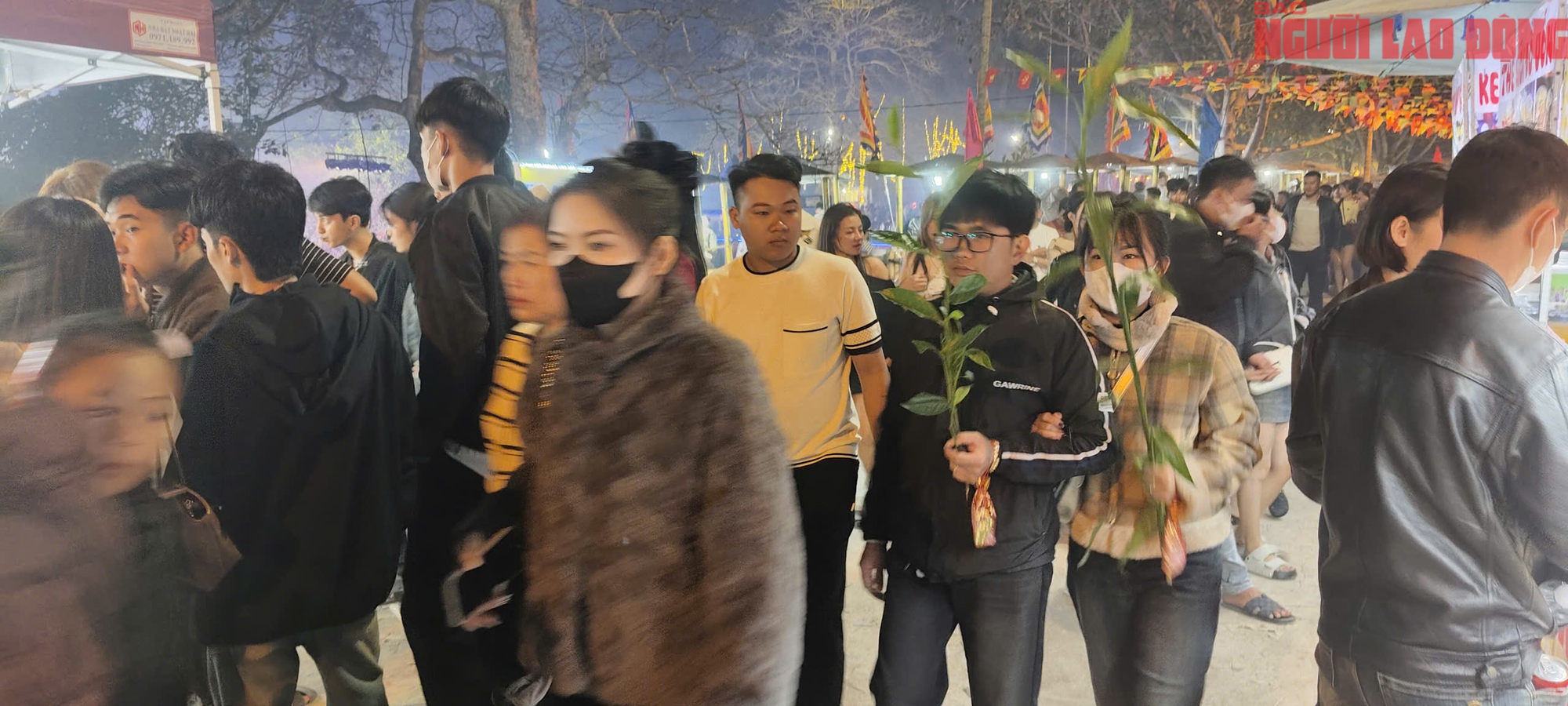 Dòng người đi chợ cầu may tại Lễ hội chợ đình Bích La 2026 - Ảnh 6. Dòng người đi chợ cầu may tại Lễ hội chợ đình Bích La 2026 - Ảnh 6.