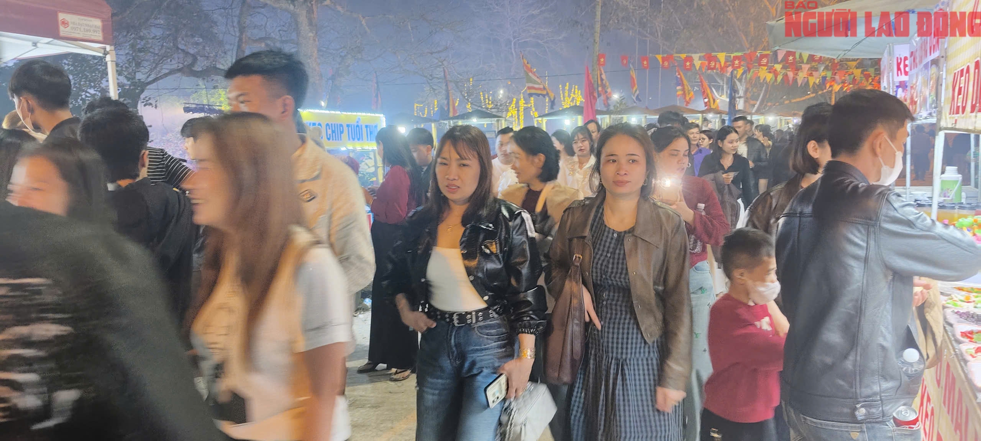 Dòng người đi chợ cầu may tại Lễ hội chợ đình Bích La 2026 - Ảnh 7. Dòng người đi chợ cầu may tại Lễ hội chợ đình Bích La 2026 - Ảnh 7.