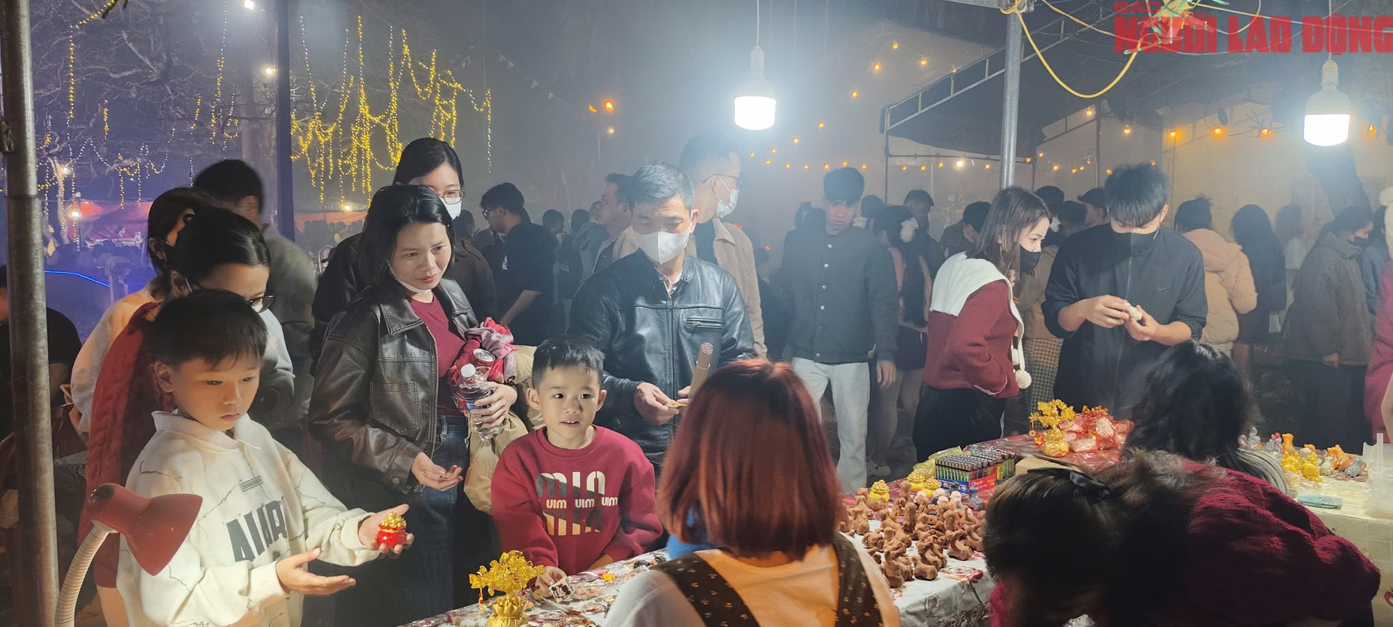 Dòng người đi chợ cầu may tại Lễ hội chợ đình Bích La 2026 - Ảnh 8. Dòng người đi chợ cầu may tại Lễ hội chợ đình Bích La 2026 - Ảnh 8.