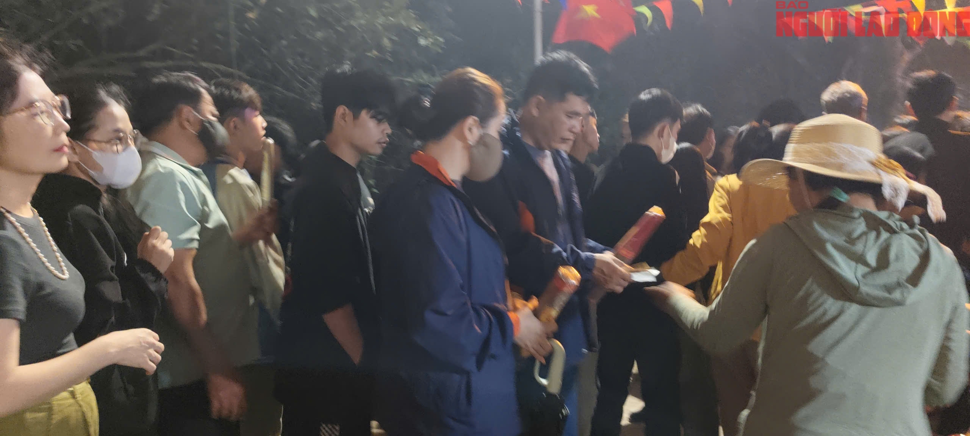 Dòng người đi chợ cầu may tại Lễ hội chợ đình Bích La 2026 - Ảnh 9. Dòng người đi chợ cầu may tại Lễ hội chợ đình Bích La 2026 - Ảnh 9.