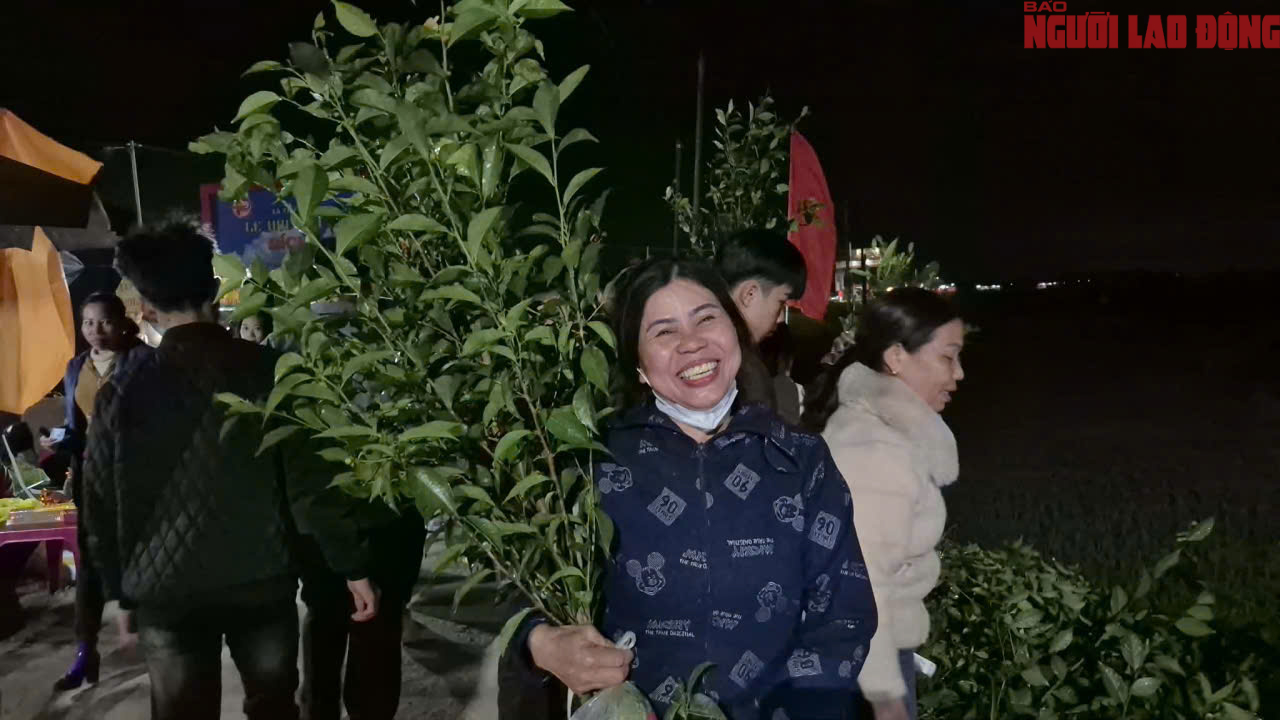 Dòng người đi chợ cầu may tại Lễ hội chợ đình Bích La 2026 - Ảnh 12. Dòng người đi chợ cầu may tại Lễ hội chợ đình Bích La 2026 - Ảnh 12.