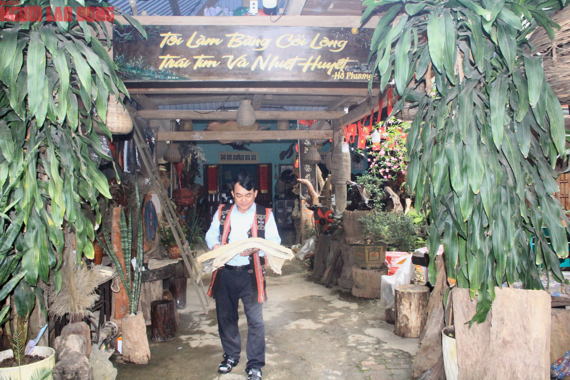 Trang phục cổ xưa bằng vỏ c&acirc;y A - mưng của nh&agrave; nghi&ecirc;n cứu Hồ Phương - Ảnh 1.