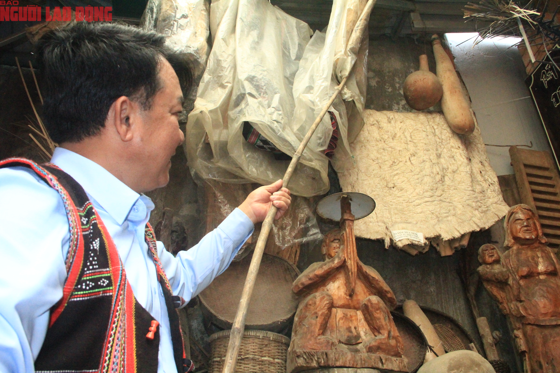 Trang phục cổ xưa bằng vỏ c&acirc;y A - mưng của nh&agrave; nghi&ecirc;n cứu Hồ Phương - Ảnh 2.