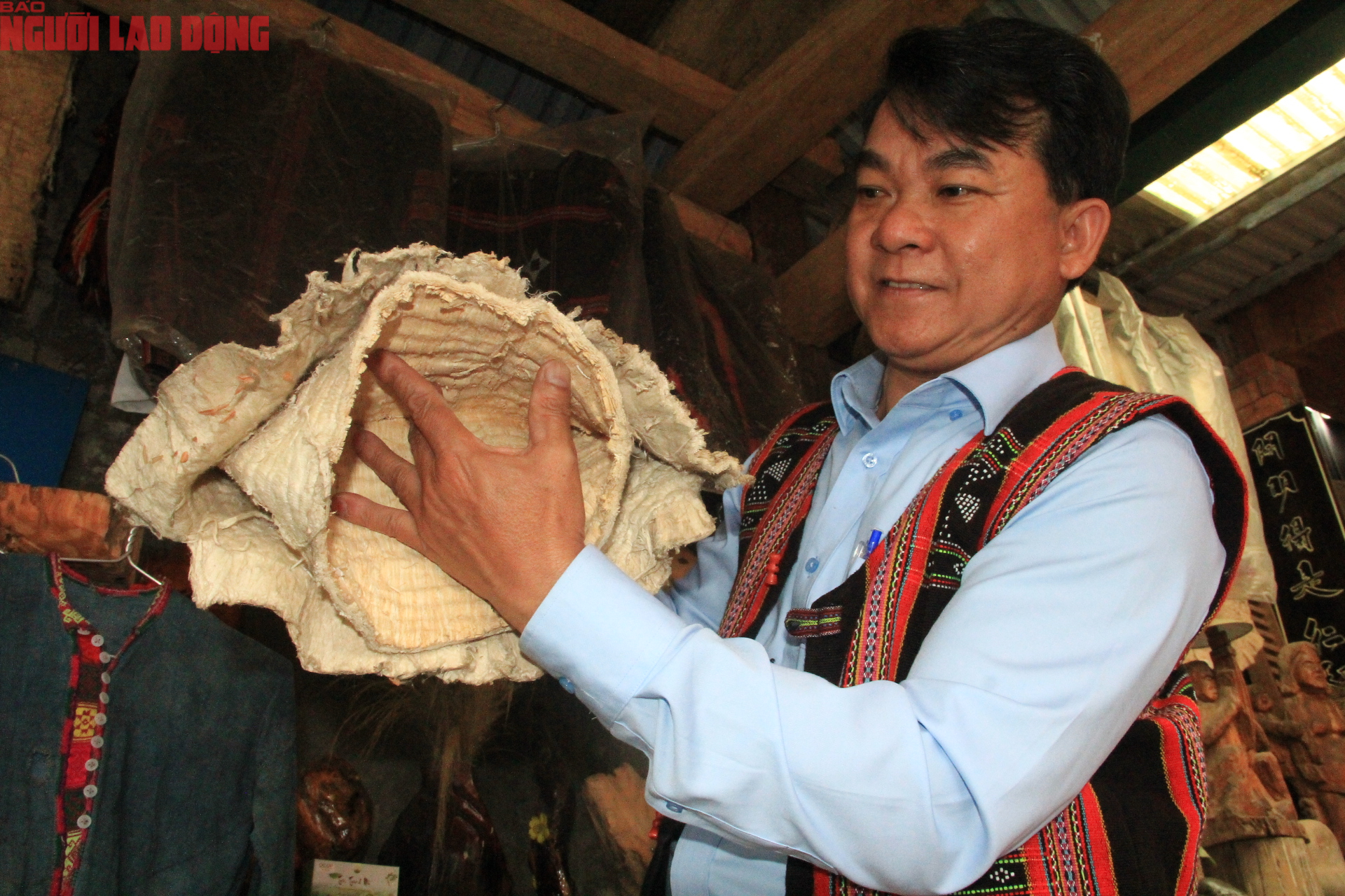 Trang phục cổ xưa bằng vỏ c&acirc;y A - mưng của nh&agrave; nghi&ecirc;n cứu Hồ Phương - Ảnh 3.