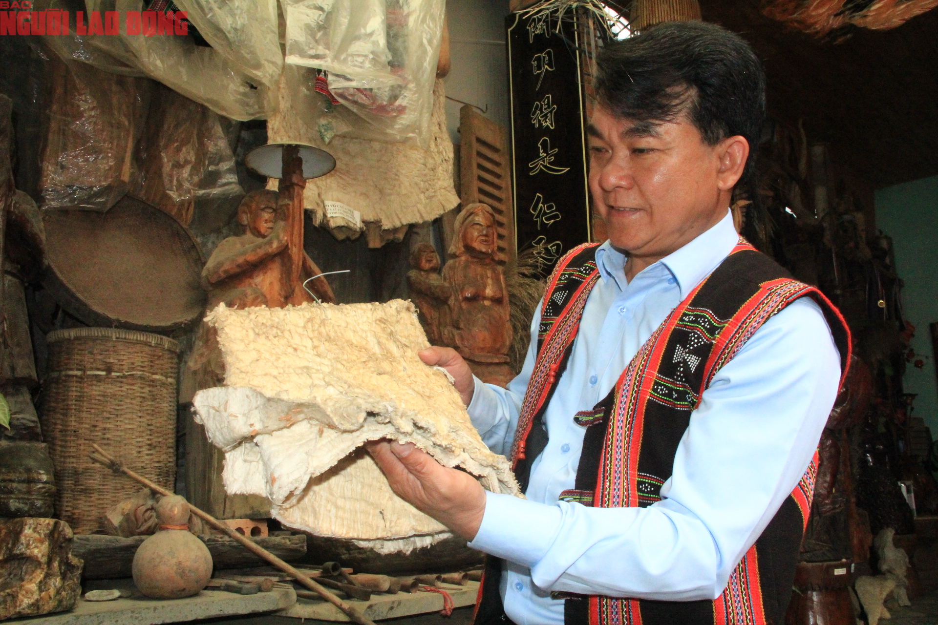 Trang phục cổ xưa bằng vỏ c&acirc;y A - mưng của nh&agrave; nghi&ecirc;n cứu Hồ Phương - Ảnh 4.