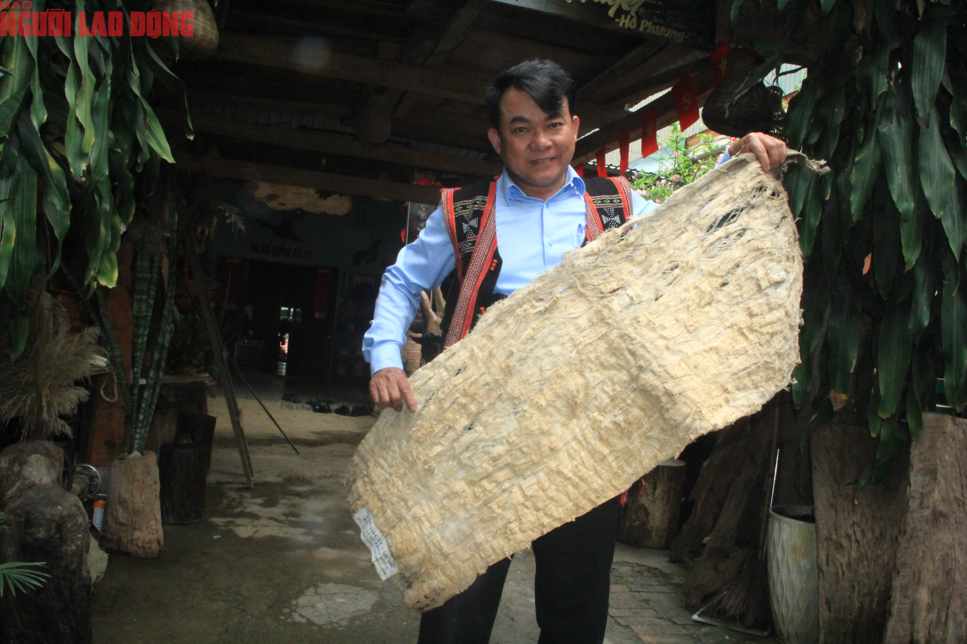 Trang phục cổ xưa bằng vỏ c&acirc;y A - mưng của nh&agrave; nghi&ecirc;n cứu Hồ Phương - Ảnh 12.