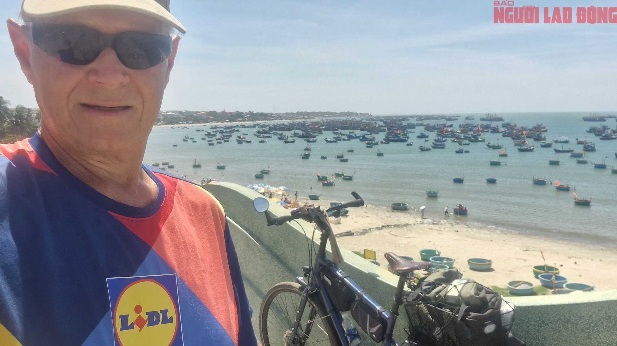 &Ocirc;ng T&acirc;y đạp xe xuy&ecirc;n Việt đ&oacute;n Tết Nguy&ecirc;n đ&aacute;n 2026 thật đặc biệt - Ảnh 1.