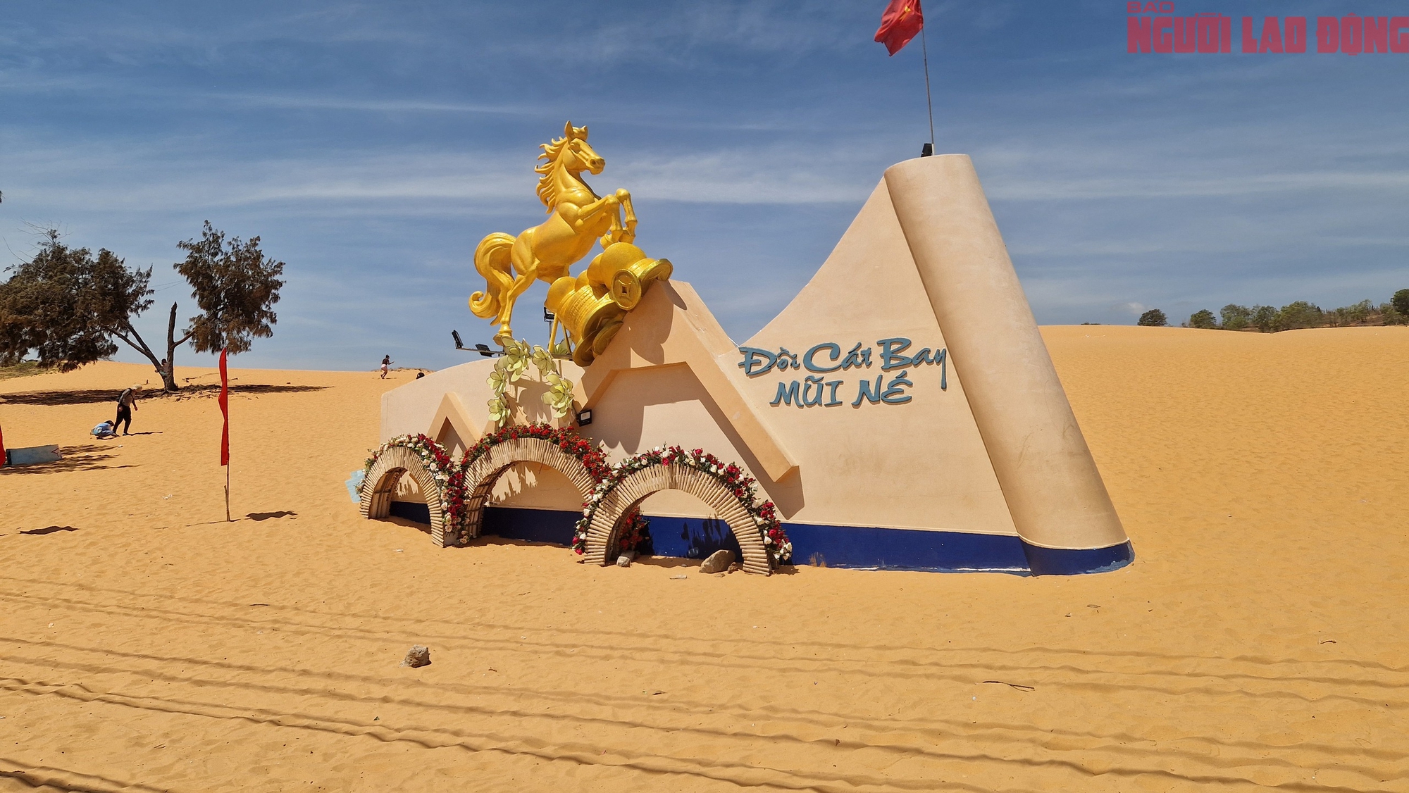 &Ocirc;ng T&acirc;y đạp xe xuy&ecirc;n Việt đ&oacute;n Tết Nguy&ecirc;n đ&aacute;n 2026 thật đặc biệt - Ảnh 3.