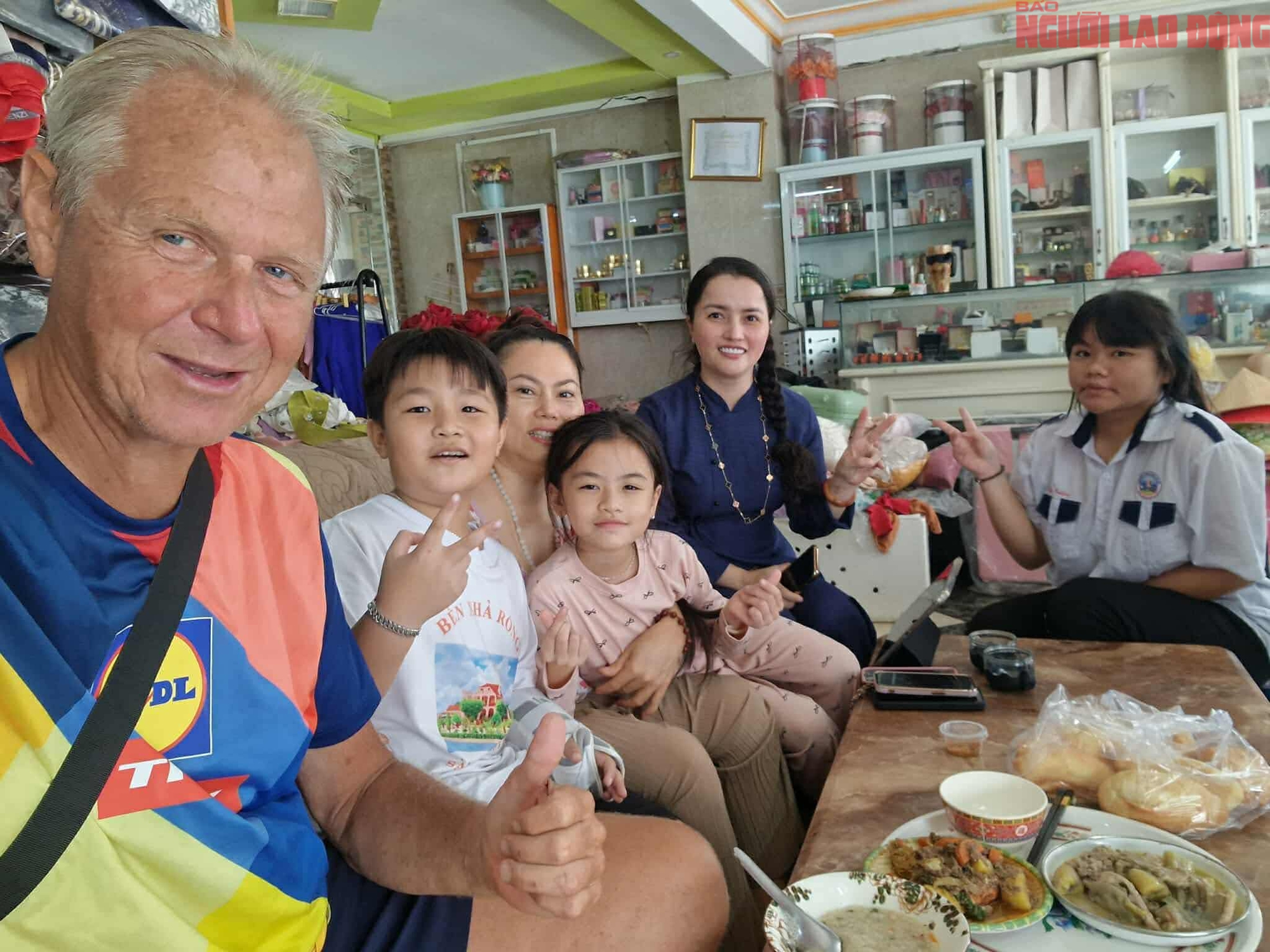 &Ocirc;ng T&acirc;y đạp xe xuy&ecirc;n Việt đ&oacute;n Tết Nguy&ecirc;n đ&aacute;n 2026 thật đặc biệt - Ảnh 5.