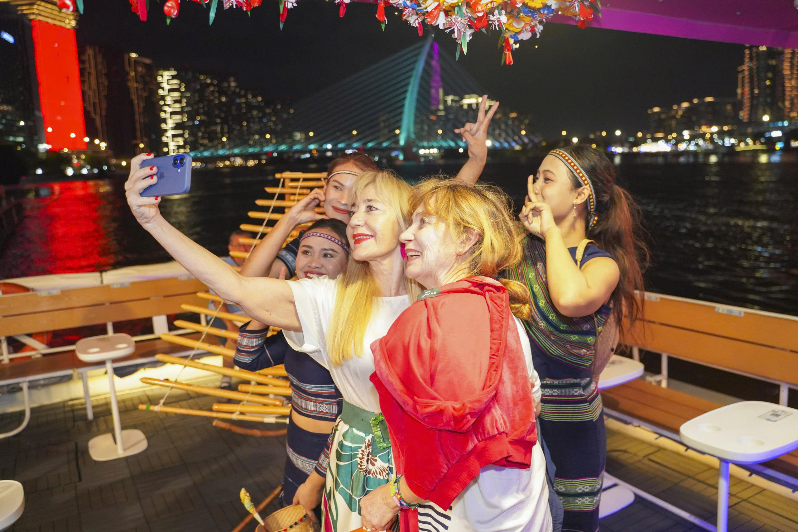 Kh&aacute;ch du Xu&acirc;n nườm nượp kỳ nghỉ Tết d&agrave;i 2026 , thị trường du lịch b&ugrave;ng nổ - Ảnh 6.