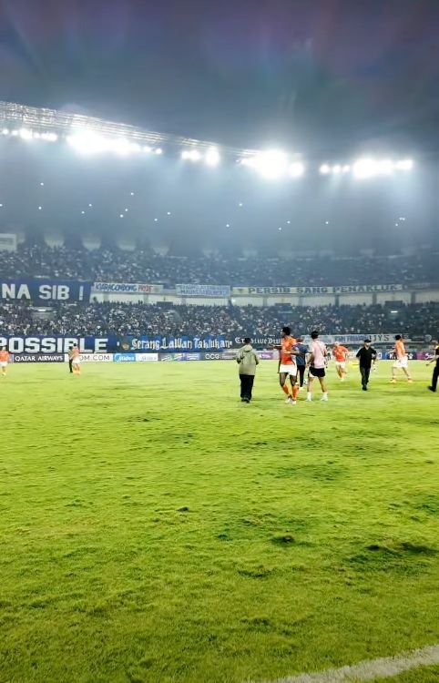 CĐV Indonesia tràn xuống sân, rượt đuổi khiến cầu thủ Thái Lan phải trốn chạy 3 dtbezn3nnuxytg04ayzotuxcsazbvigno2zx2mnmegnnyn 1771470434254754398089