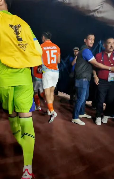 CĐV Indonesia tràn xuống sân, rượt đuổi khiến cầu thủ Thái Lan phải trốn chạy 2 dtbezn3nnuxytg04ayzotuxcsazbvignwsmbululus2dga 1771470423936382698143