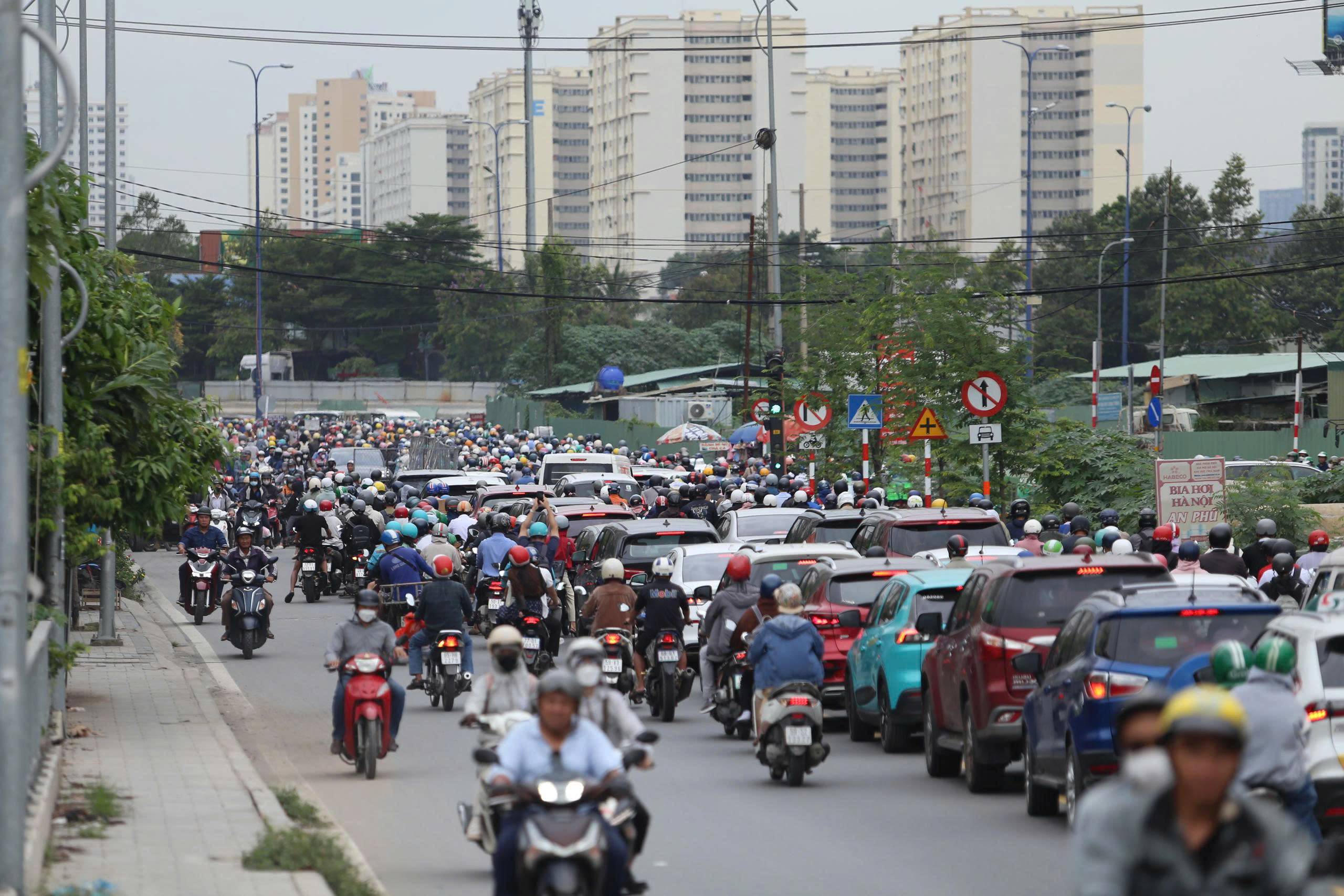 Nét đẹp văn hóa nhường đường trong giao thông Tết 2026 - Ảnh 1. Nét đẹp văn hóa nhường đường trong giao thông Tết 2026 - Ảnh 1.