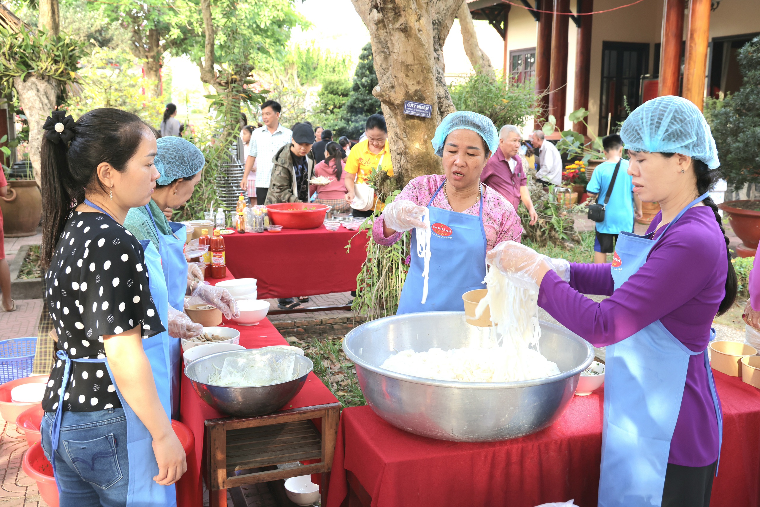 CLIP: Người dân Vĩnh Long vui xuân tại vườn Bác Sáu Dân - Ảnh 5.