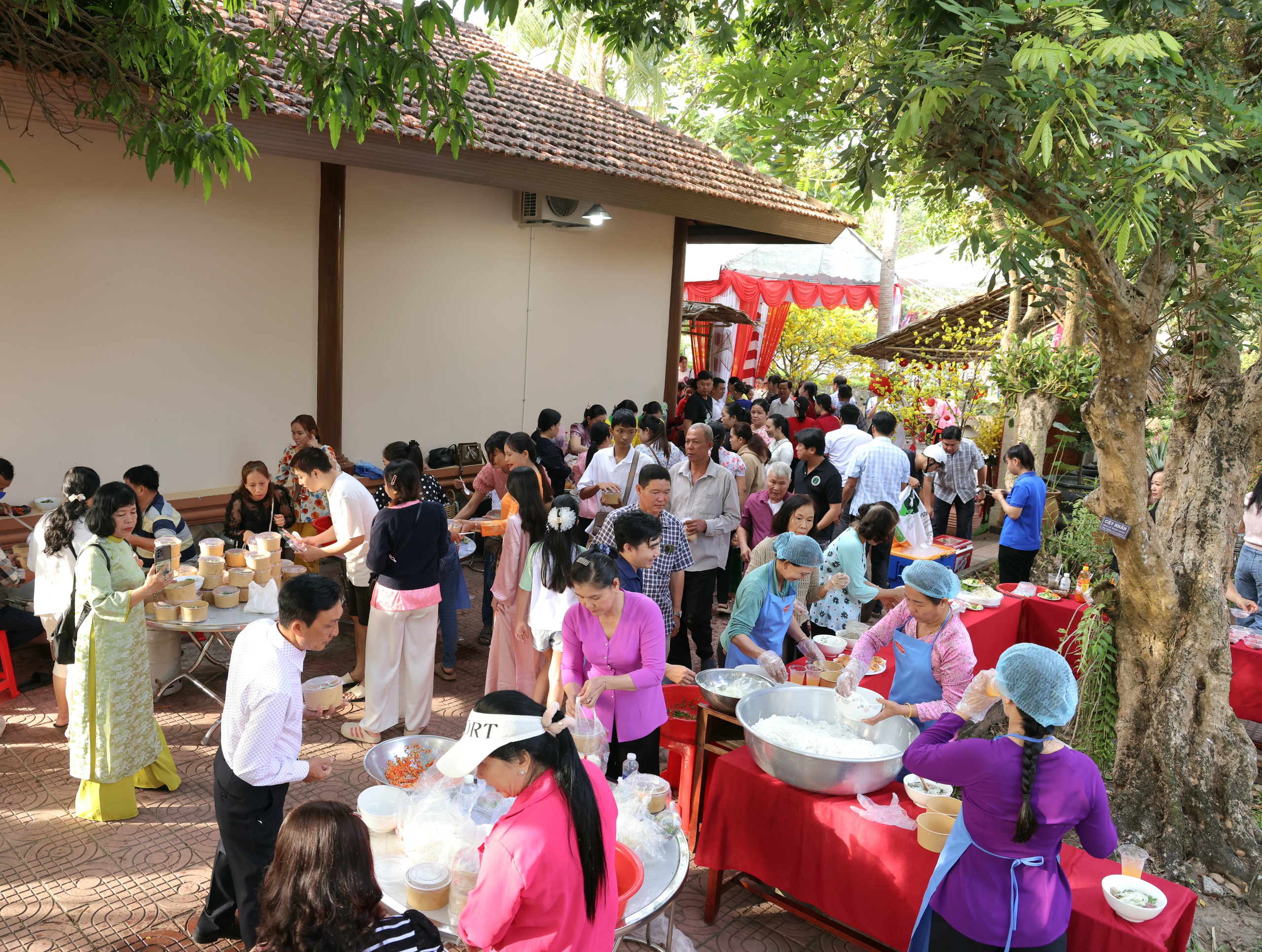 CLIP: Người dân Vĩnh Long vui xuân tại vườn Bác Sáu Dân - Ảnh 4.