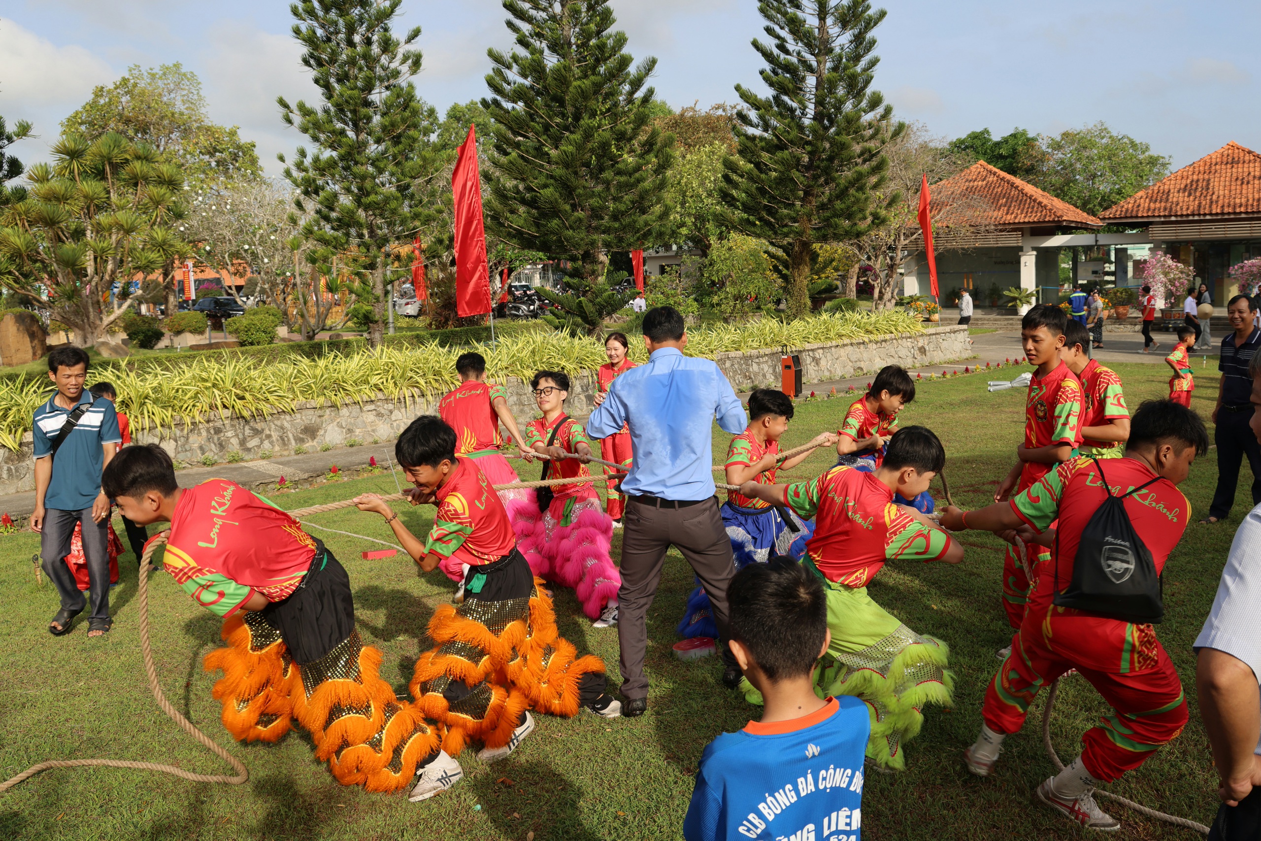 CLIP: Người dân Vĩnh Long vui xuân tại vườn Bác Sáu Dân - Ảnh 7.