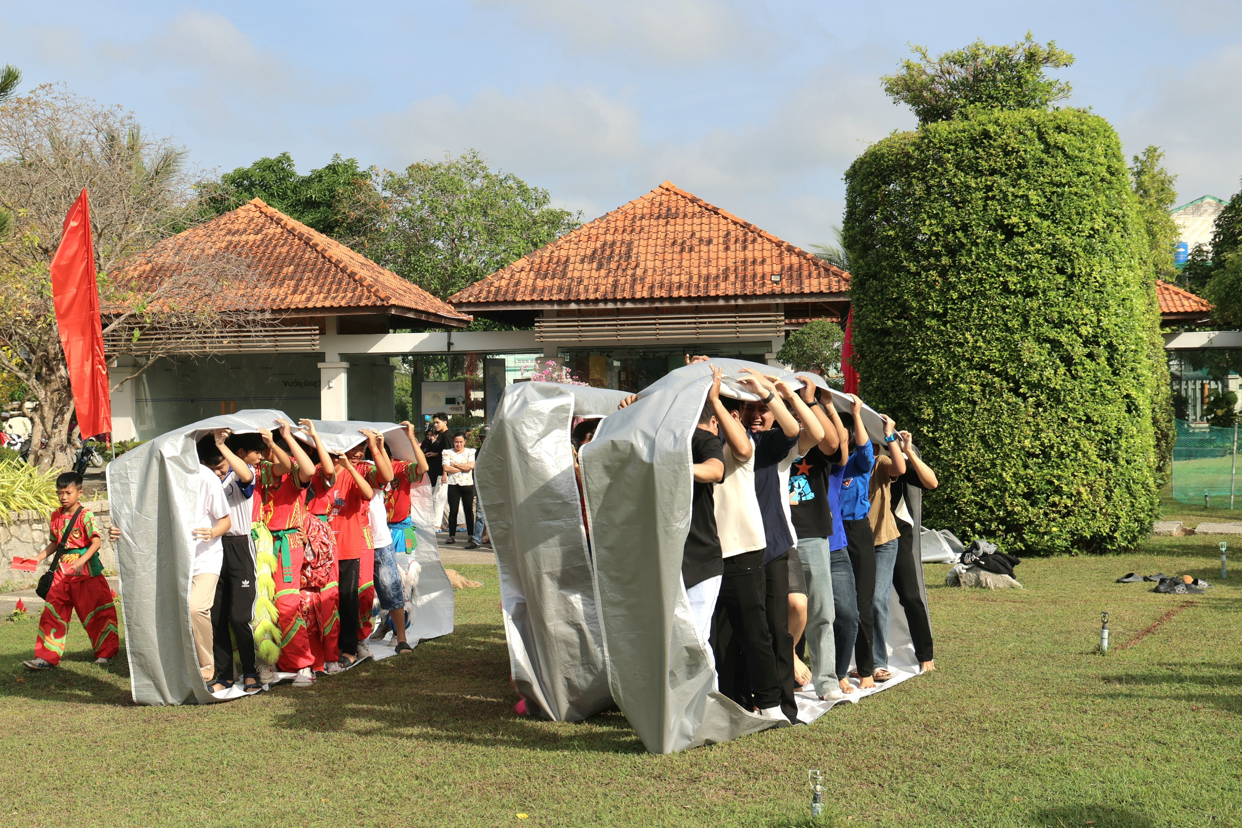 CLIP: Người dân Vĩnh Long vui xuân tại vườn Bác Sáu Dân - Ảnh 6.