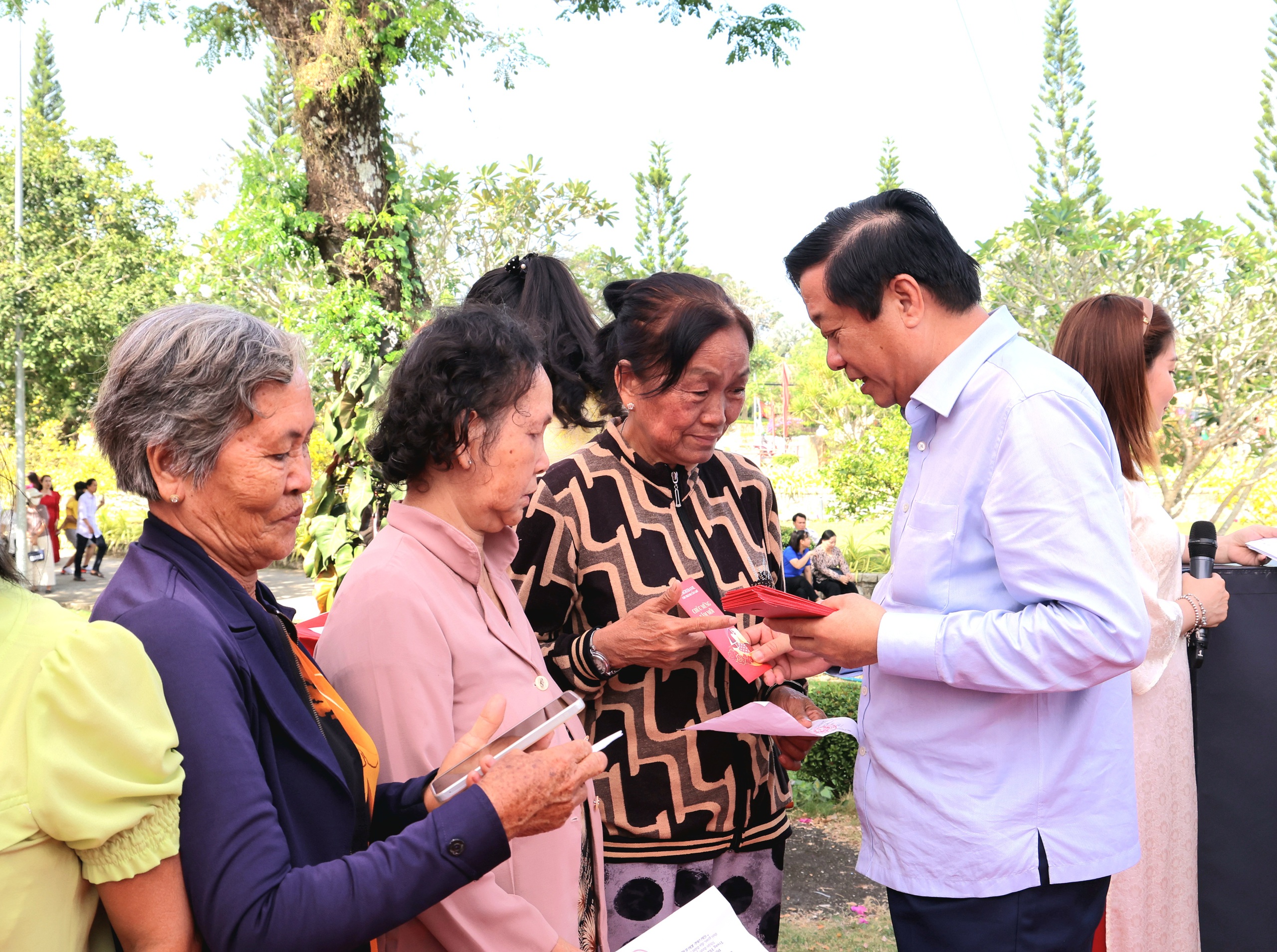 CLIP: Người dân Vĩnh Long vui xuân tại vườn Bác Sáu Dân - Ảnh 9.