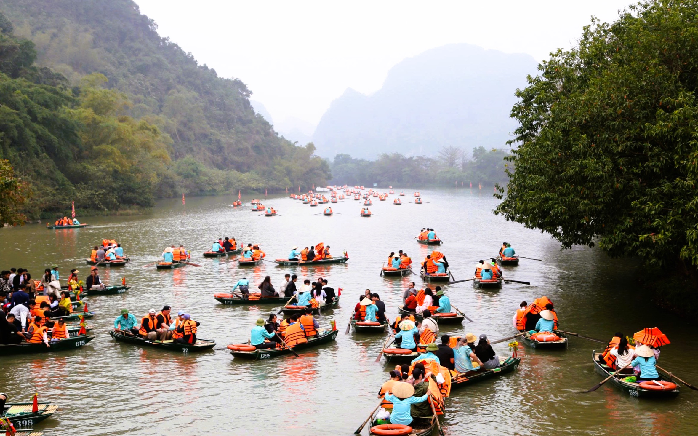 6 ngày đầu nghỉ Tết, du lịch Ninh Bình đón gần 1,4 triệu lượt khách - Ảnh 2.