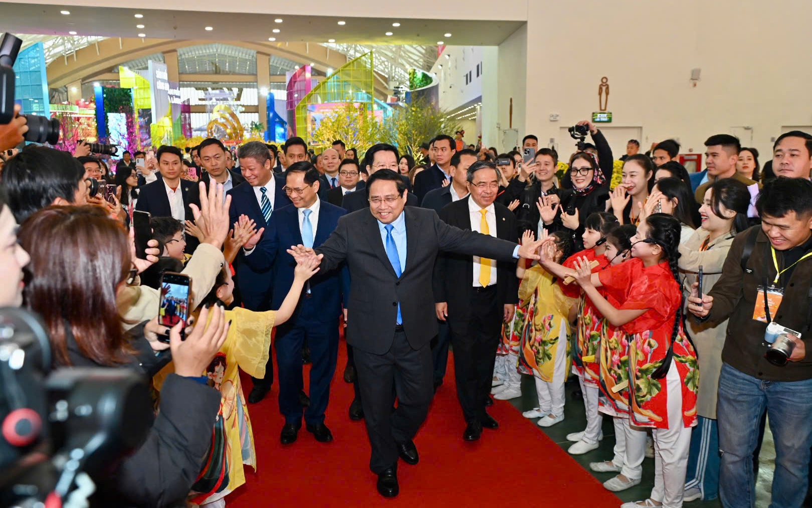 Ph&oacute; Thủ tướng B&ugrave;i Thanh Sơn trải nghiệm kh&ocirc;ng gian Hội chợ M&ugrave;a Xu&acirc;n 2026 - Ảnh 2.